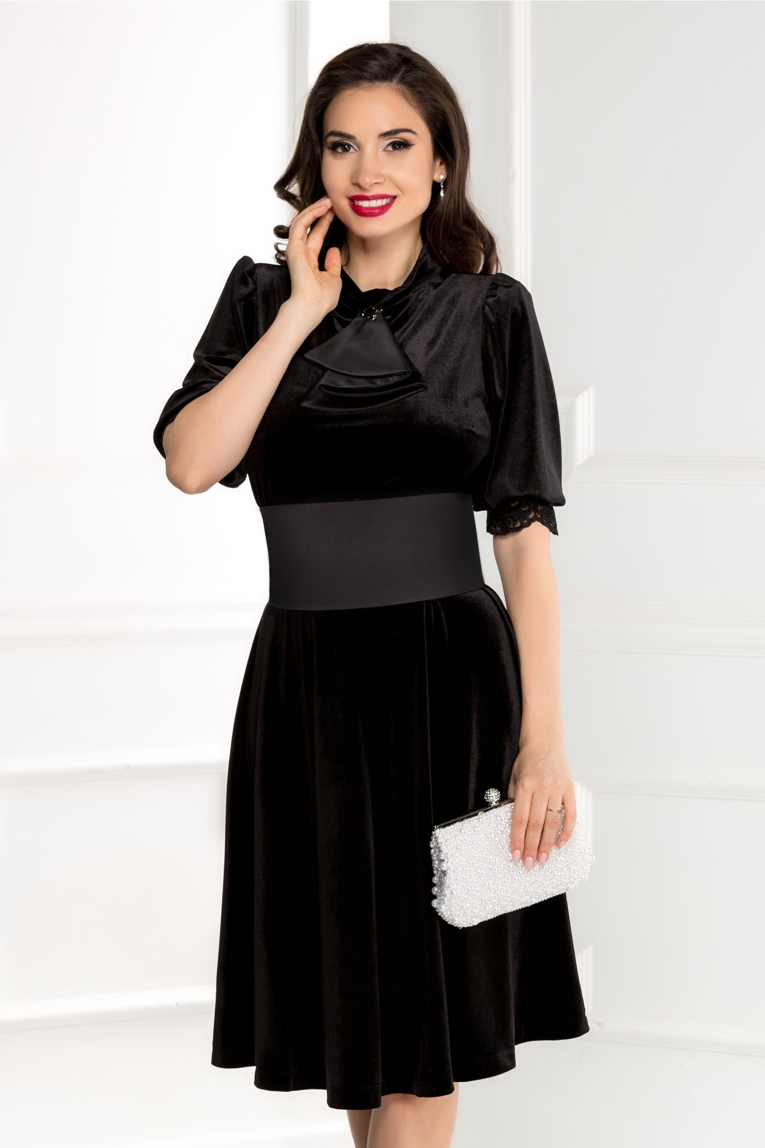 Rochie Elora din catifea neagra cu jabou si cordon detsabil