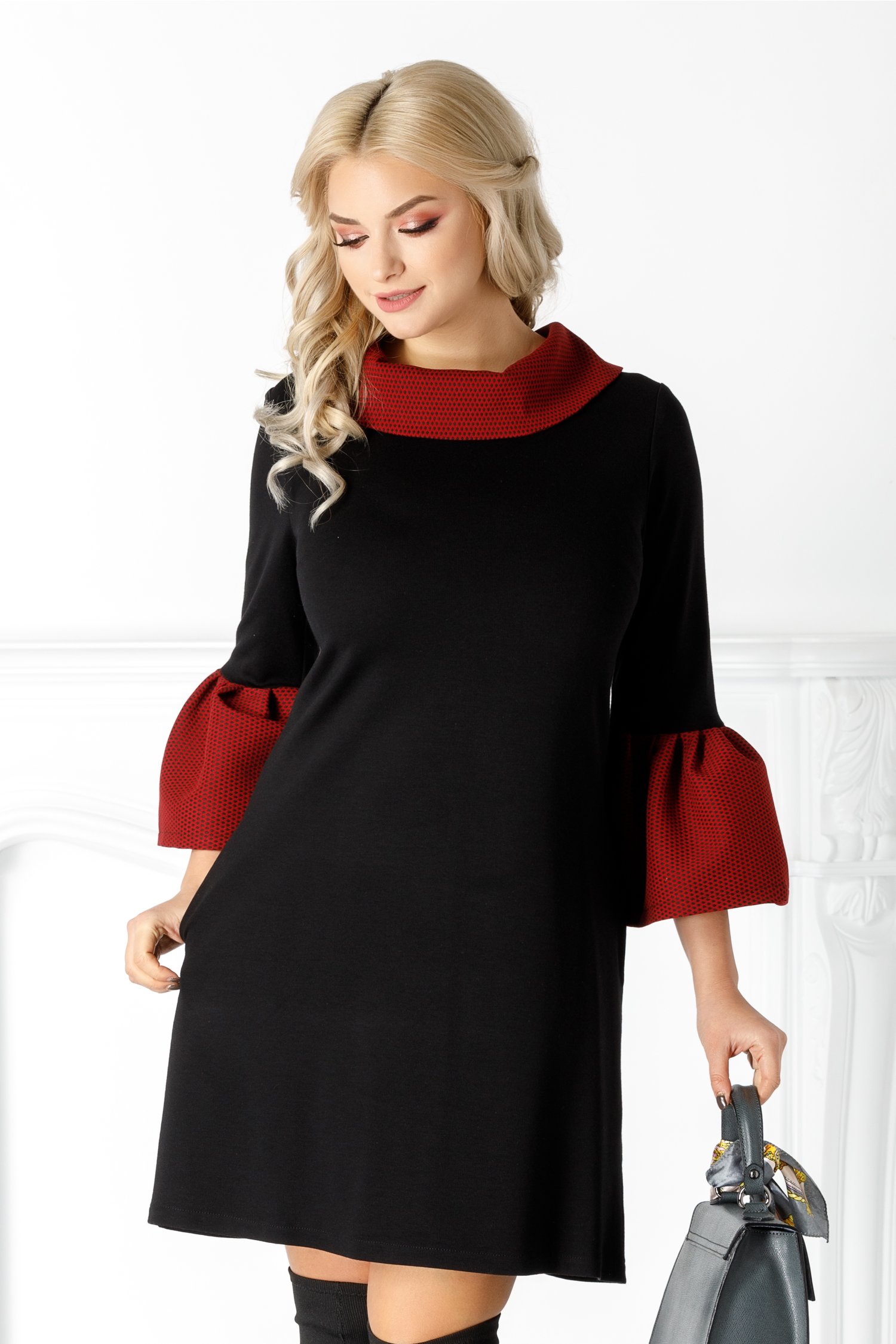 Rochie Elsa neagra cu volane si guler bordo