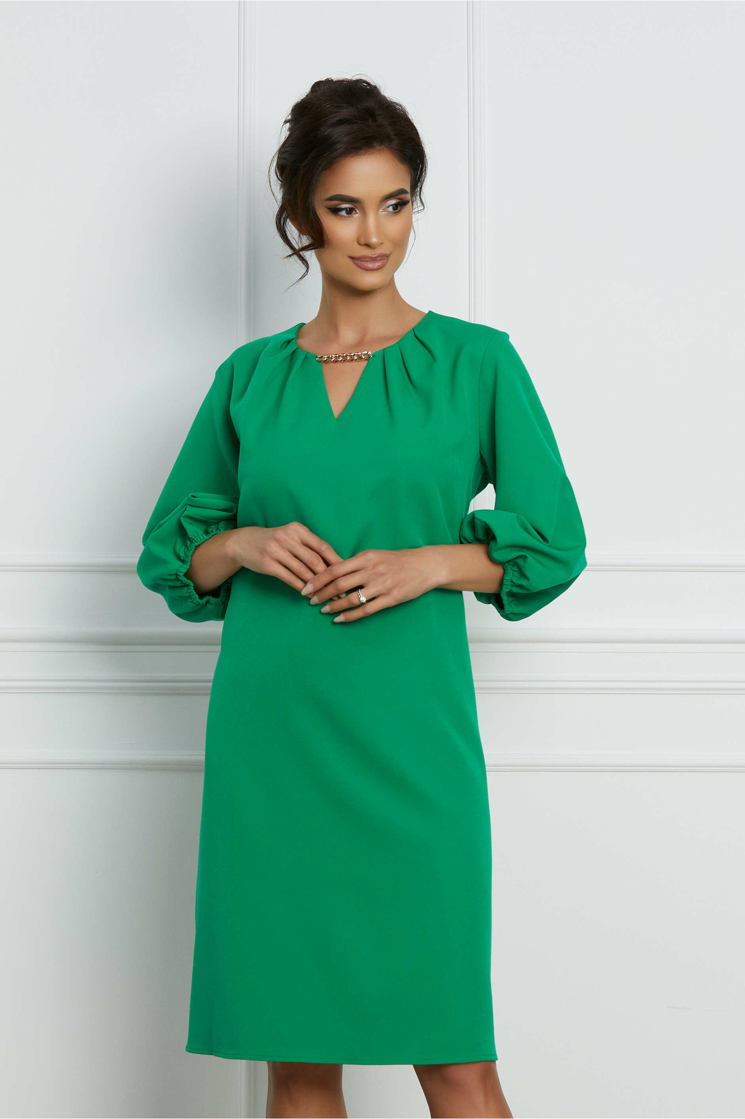 Rochie Emilia verde cu pliuri si accesoriu la decolteu