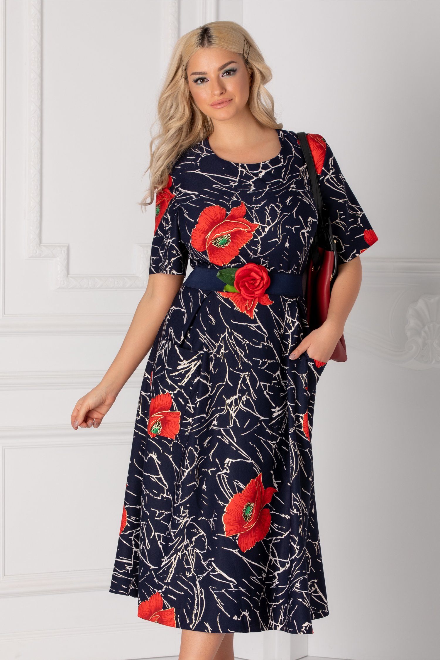 Rochie Fanny bleumarin cu flori rosii si imprimeuri albe