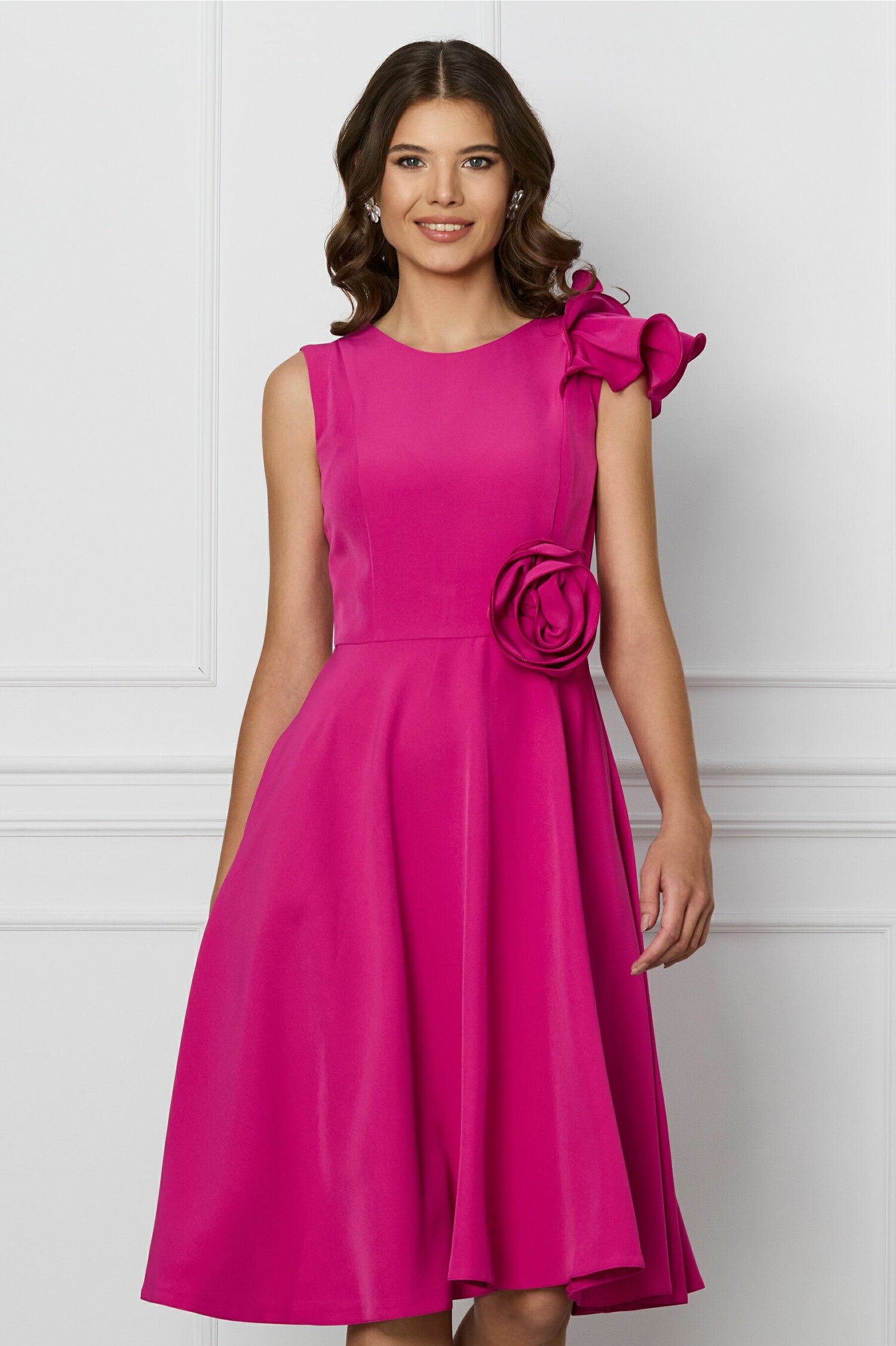 Rochie fucsia cu floare in talie si volanas pe un umar