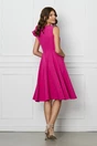 Rochie fucsia cu floare in talie si volanas pe un umar