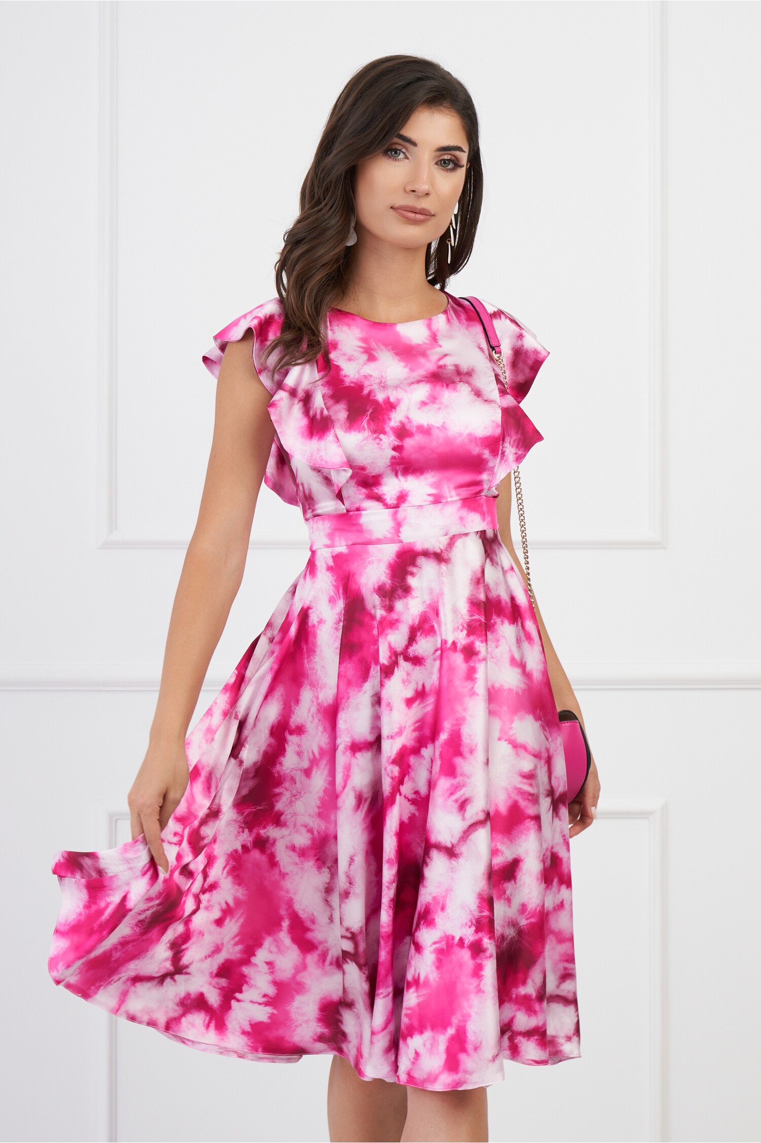 Rochie de zi din satin fucsia cu imprimeu tie-dye si vonale pe bust