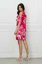 Rochie de zi fucsia cu imprimeuri albe si decupaje pe maneci