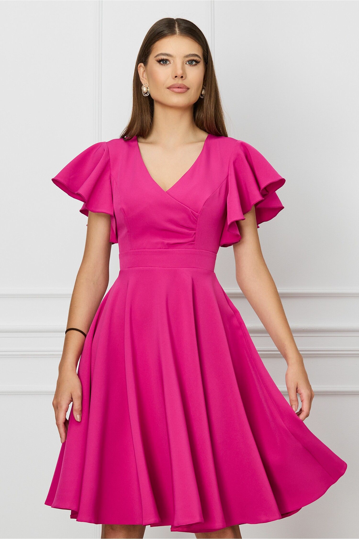 Rochie fucsia cu volane la maneci