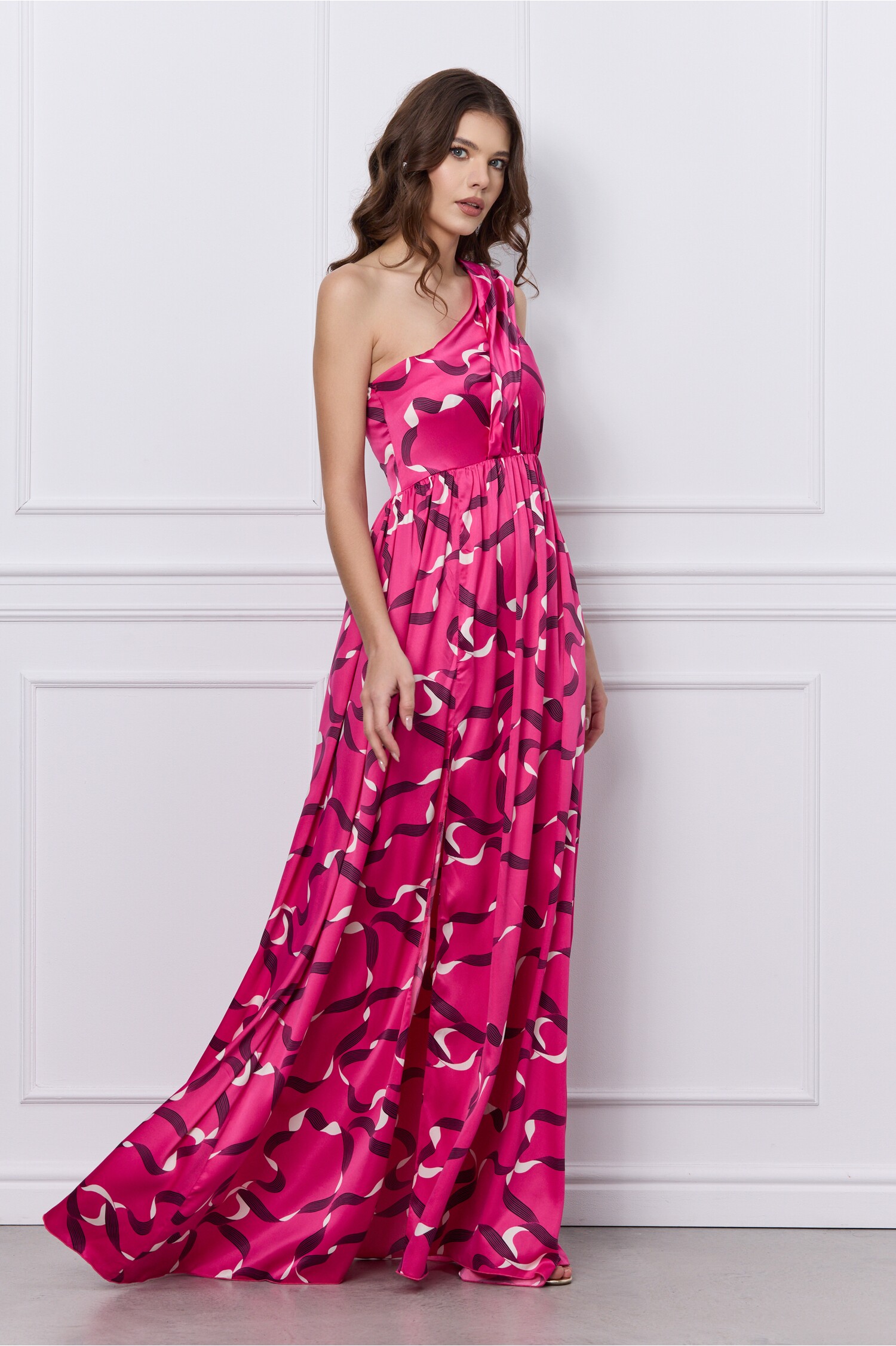 Rochie fucsia lunga din satin pe un umar cu imprimeu