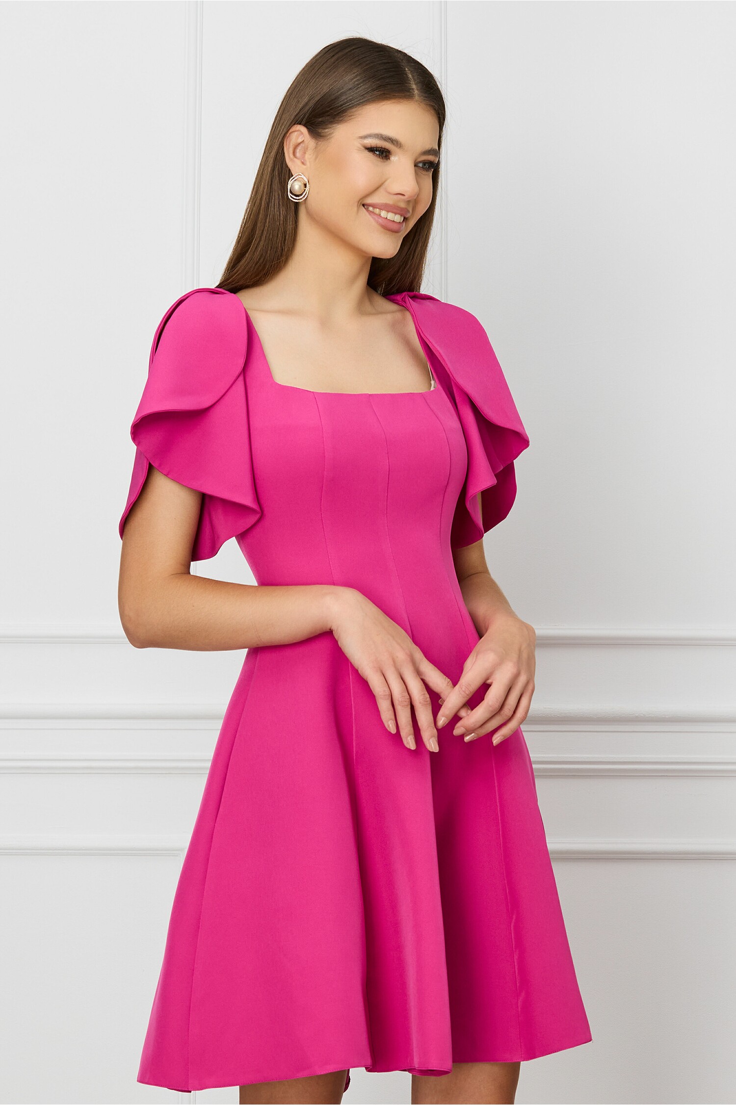 Rochie fucsia scurta cu volane la maneci