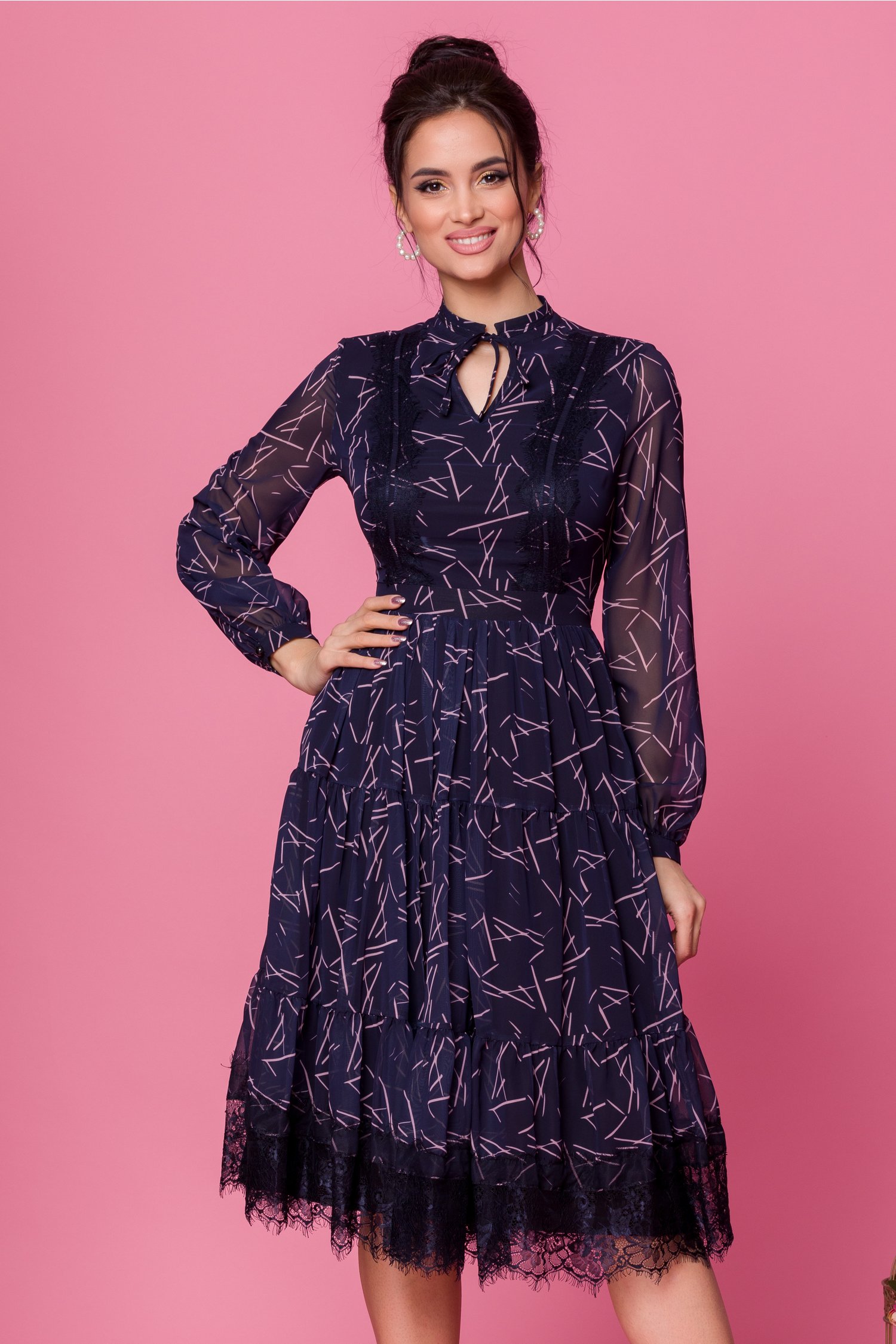 Rochie gaya bleumarin cu imprimeu abstract roz si insertii din dantela chantilly