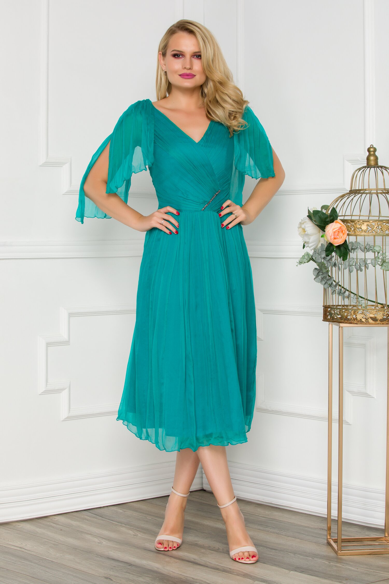 Rochie Ginette turcoaz din matase accesorizata discret cu strasuri