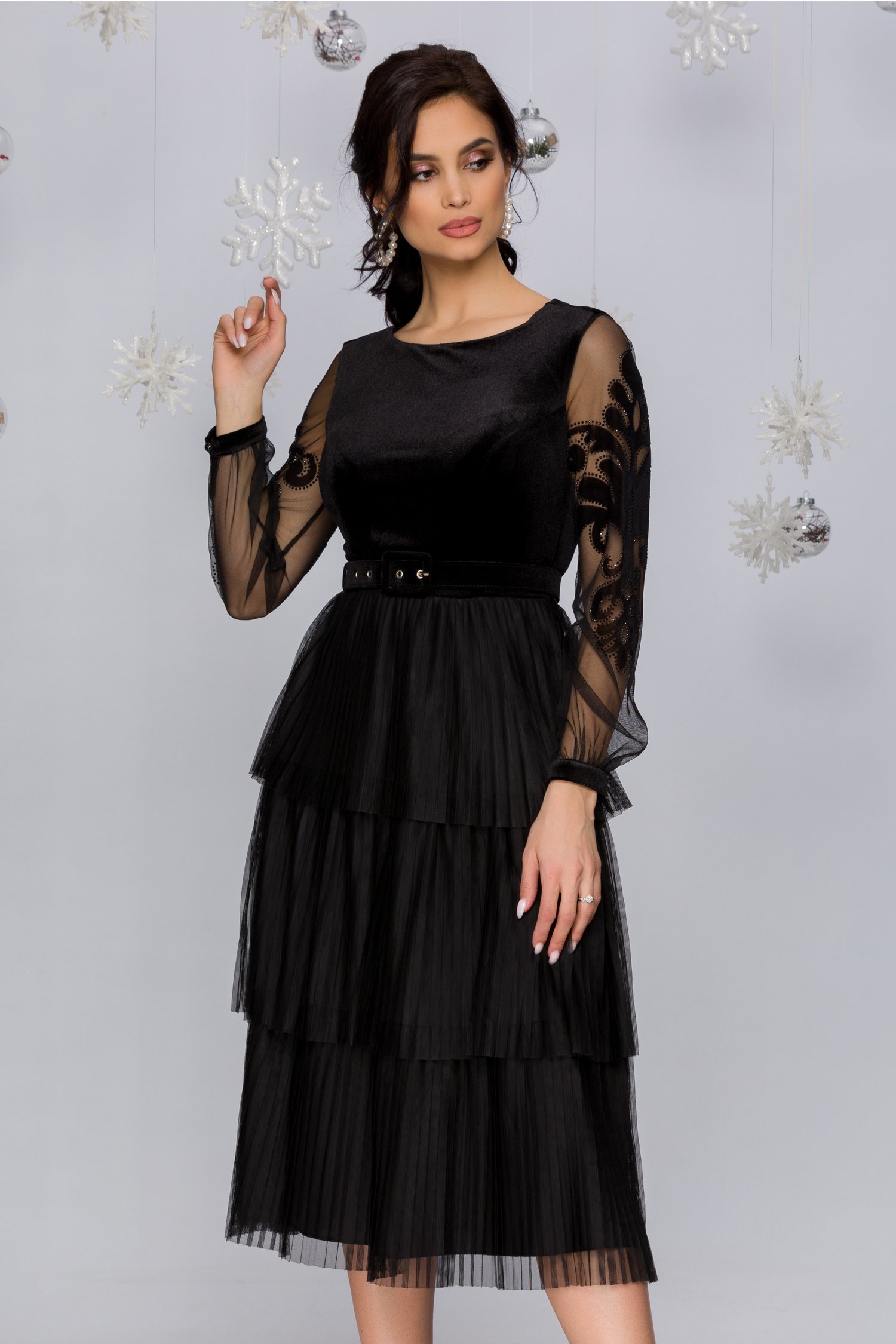 Rochie Harra neagra din catifea cu tull in pliuri si curea in talie