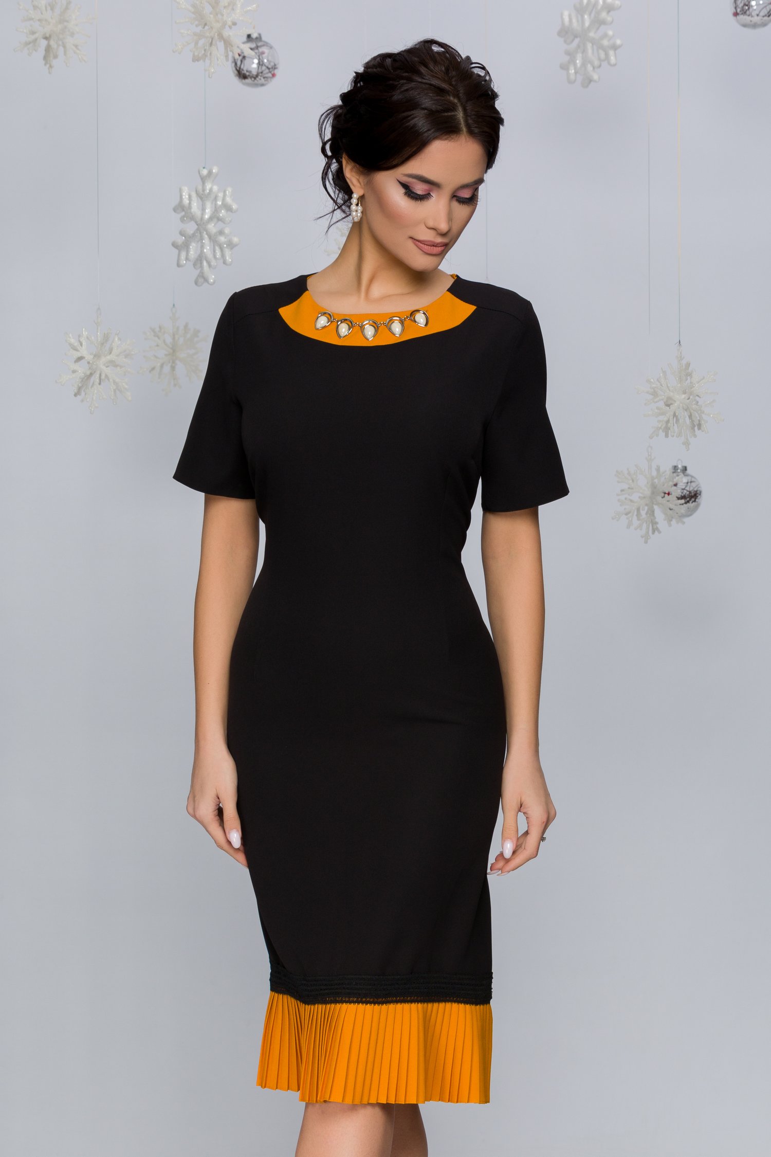 Rochie Huelva neagra cu galben si accesorii la baza gatului