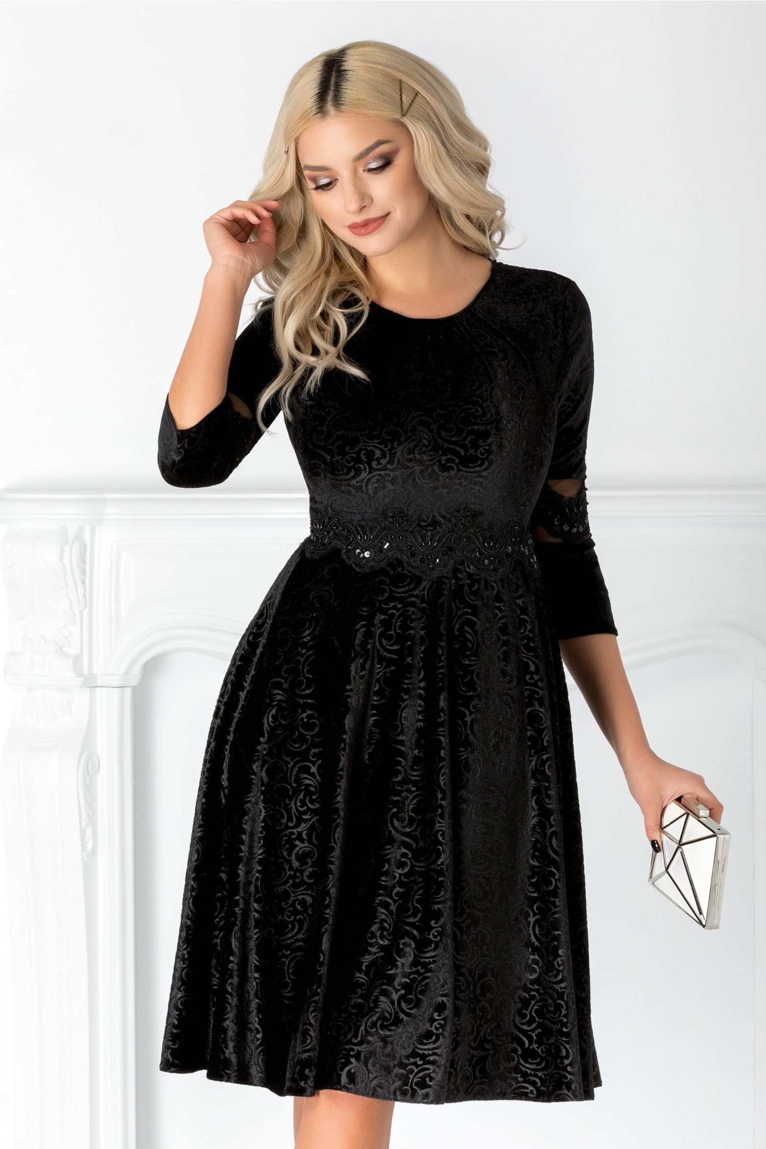Rochie Ilinca din catifea neagra cu broderie
