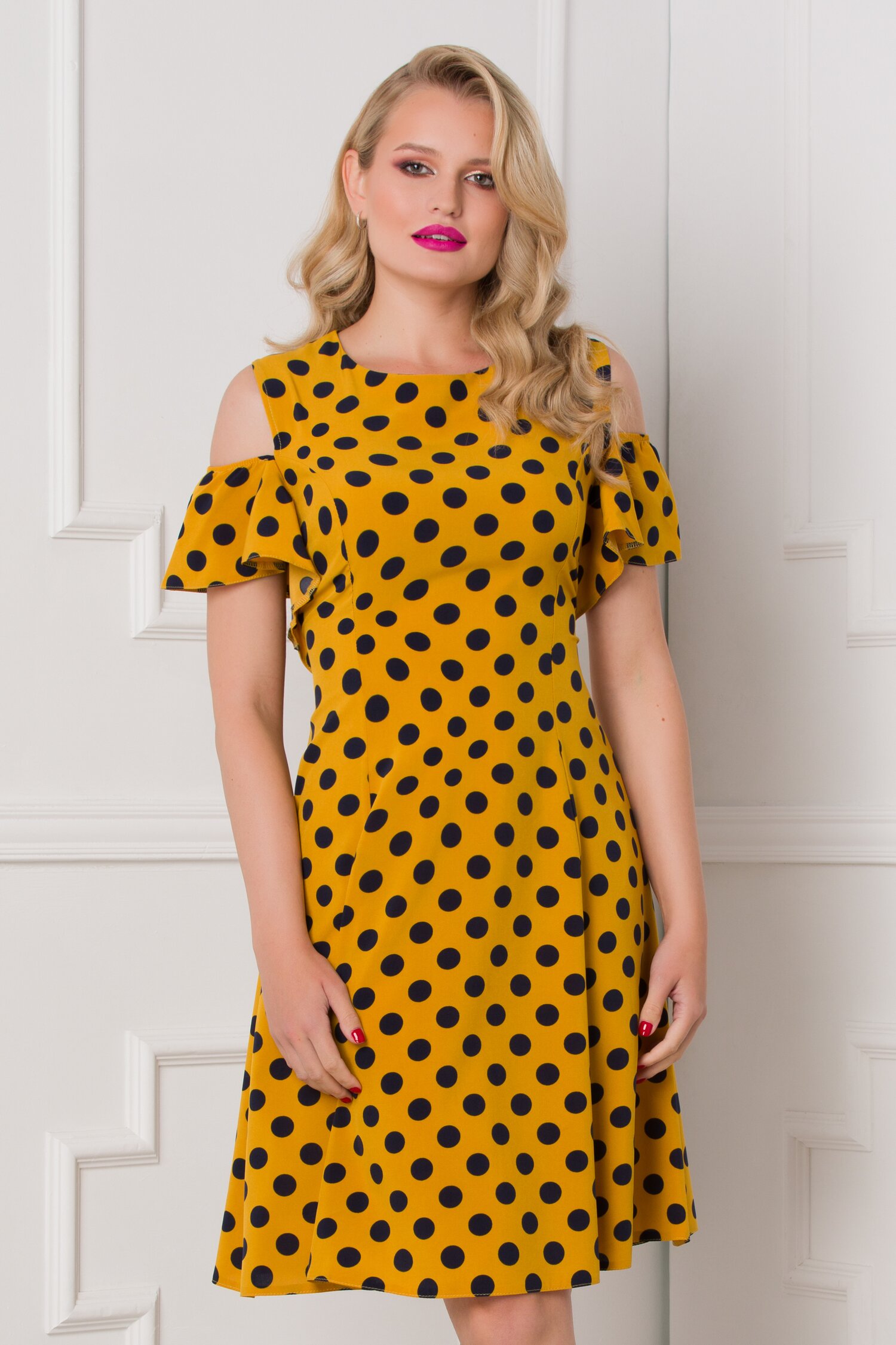 Rochie ionela galbena cu buline bleumarin si maneci decupate