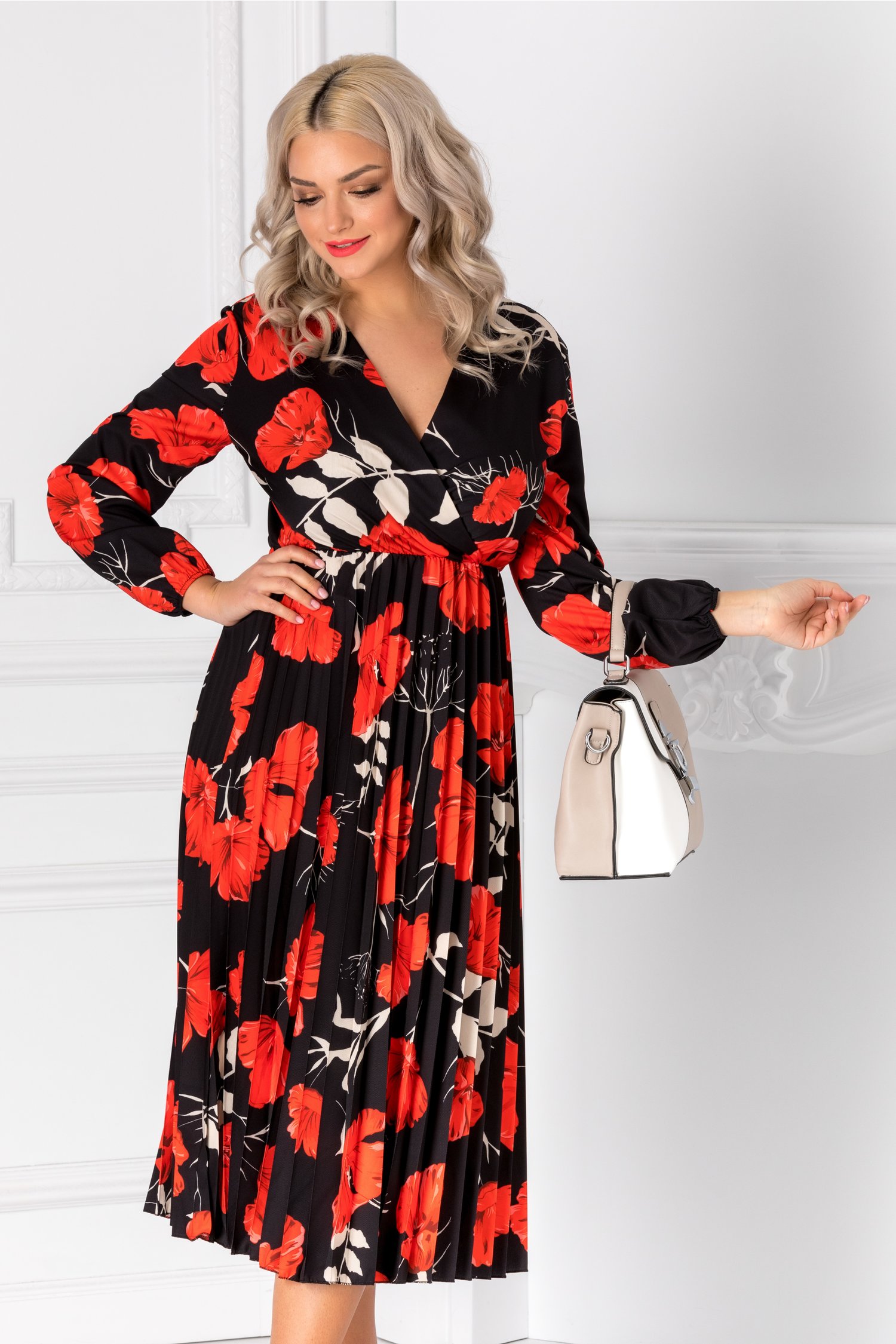 Rochie Irissa neagra cu imprimeu floral rosu si decolteu petrecut