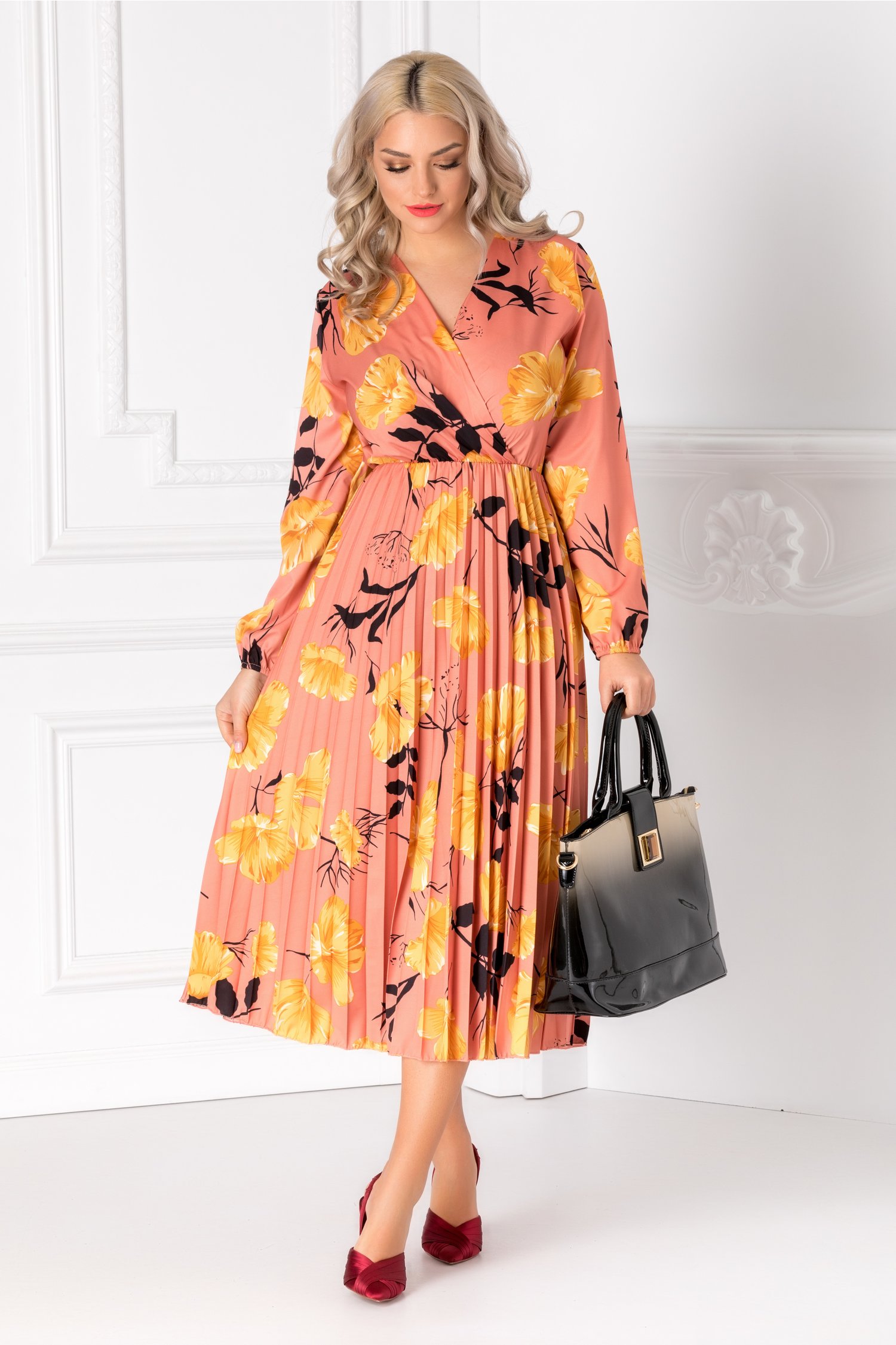 Rochie Irissa somon cu imprimeu floral galben si decolteu petrecut