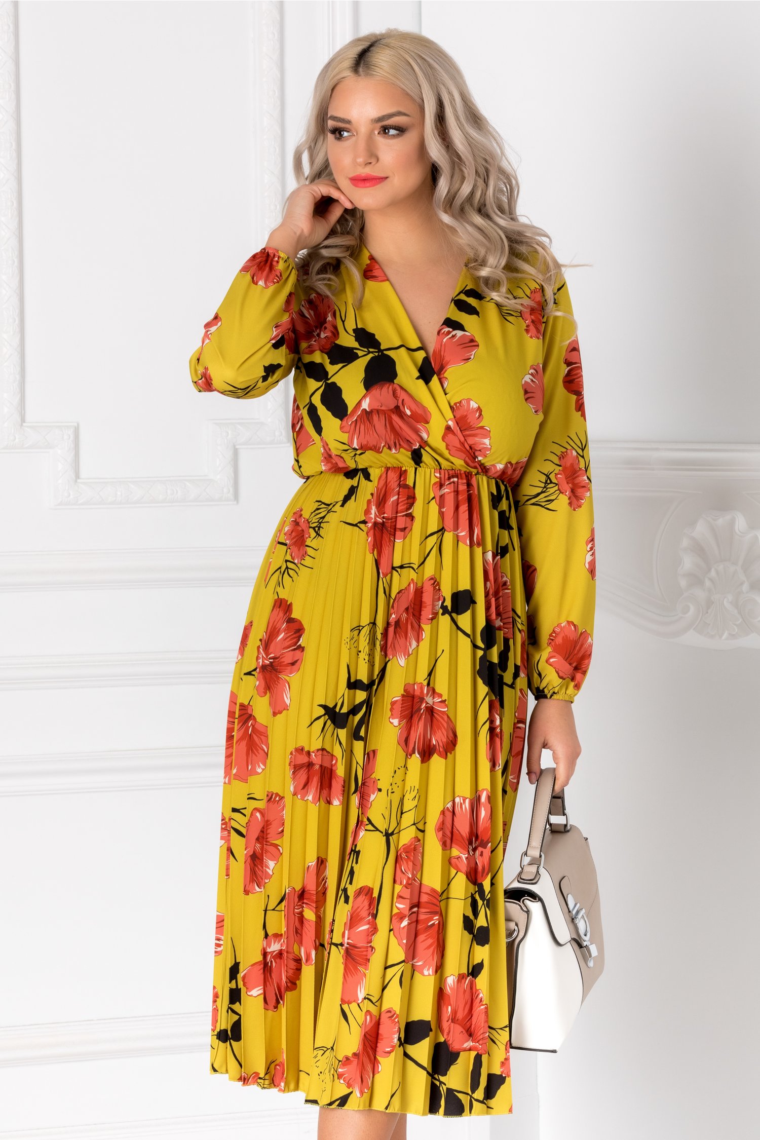 Rochie Irissa vernil cu imprimeu floral caramiziu si decolteu petrecut
