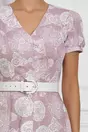 Rochie Iuliana roz cu imprimeuri florale albe si curea in talie
