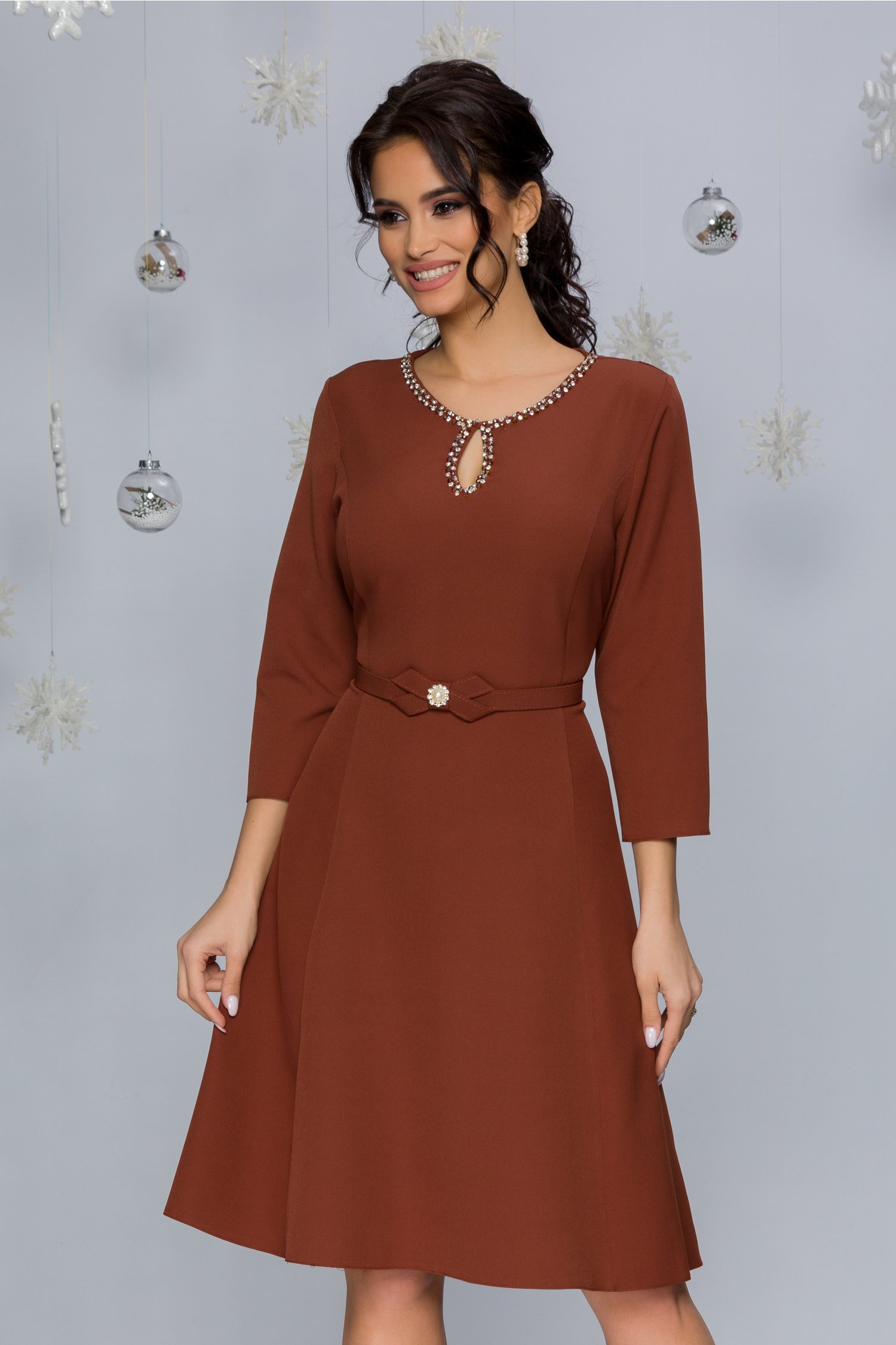 Rochie ivette maro inchis cu maneci trei sferturi si decolteu accesorizat