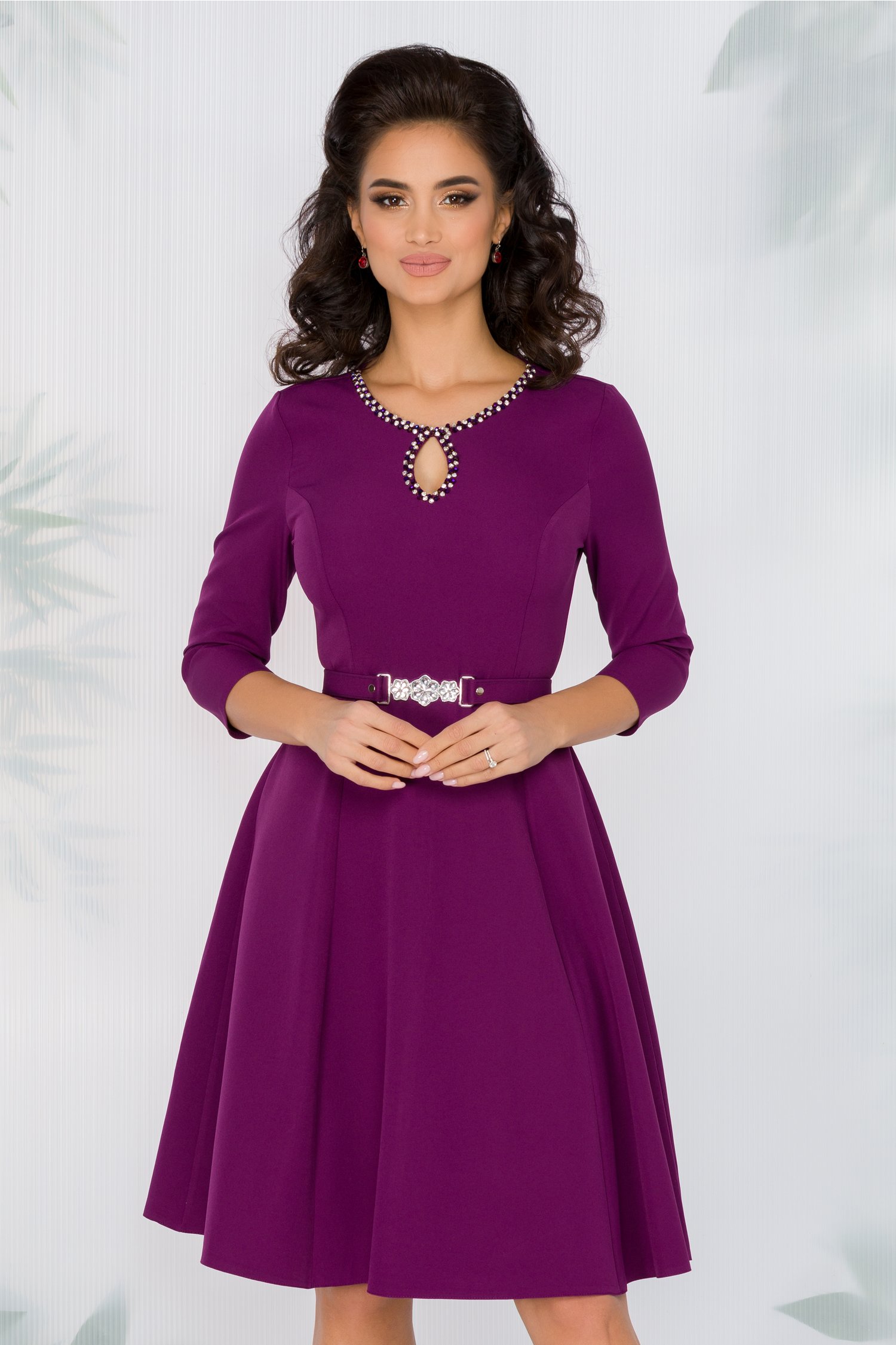 Rochie ivette violet cu maneci trei sferturi si decolteu accesorizat