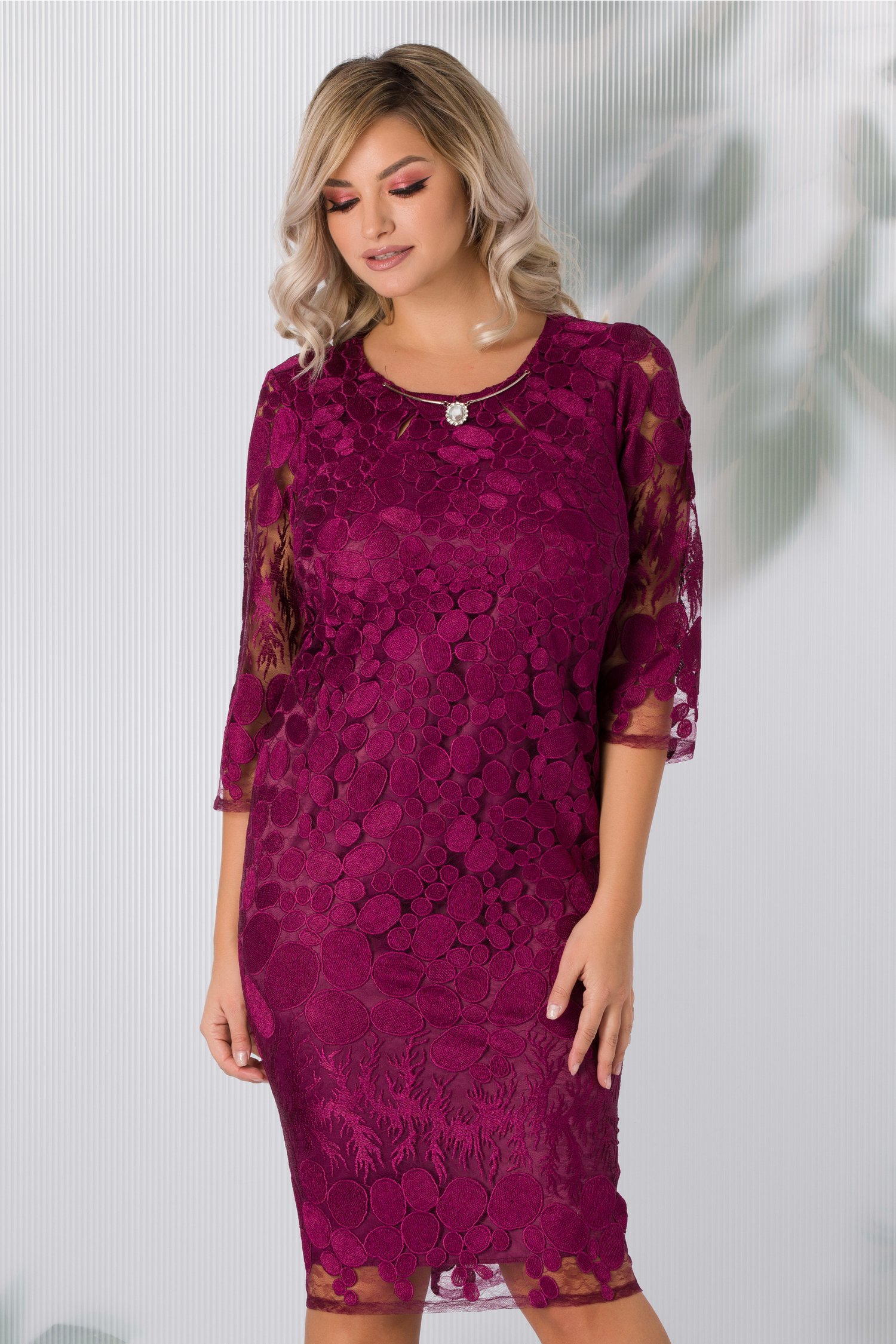 Rochie jasmin burgundy din dantela cu accesoriu la decolteu