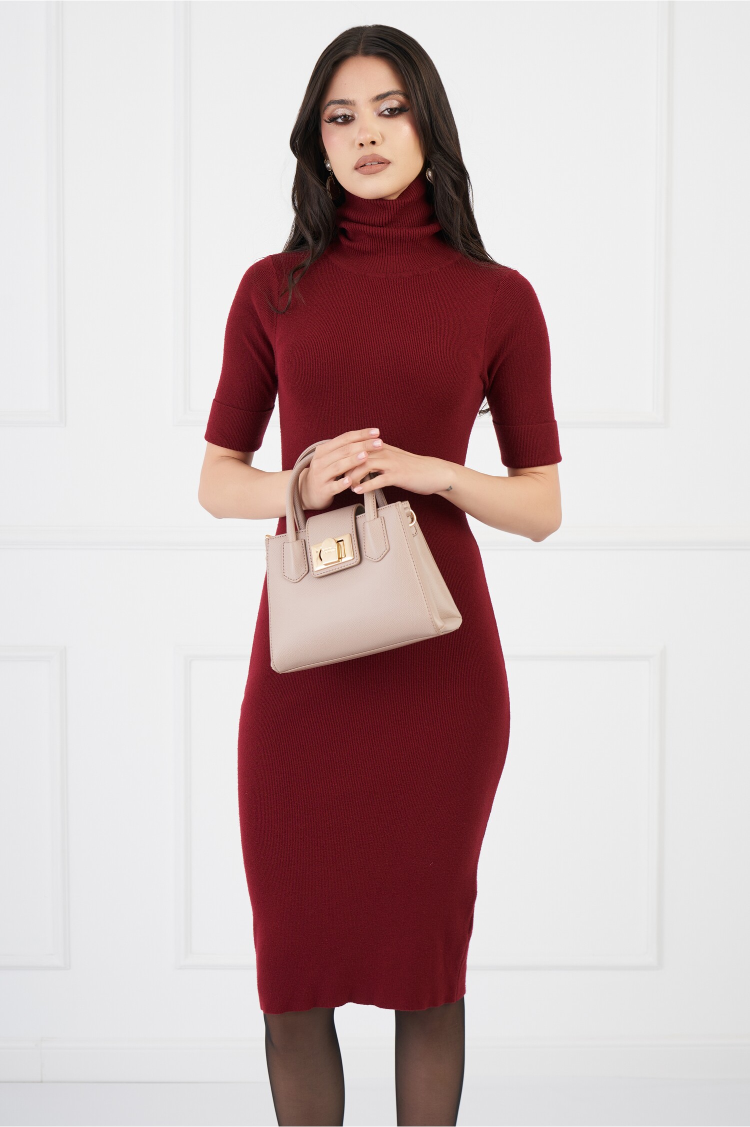 Rochie Jenny burgundy din tricot cu guler intors si maneci scurte