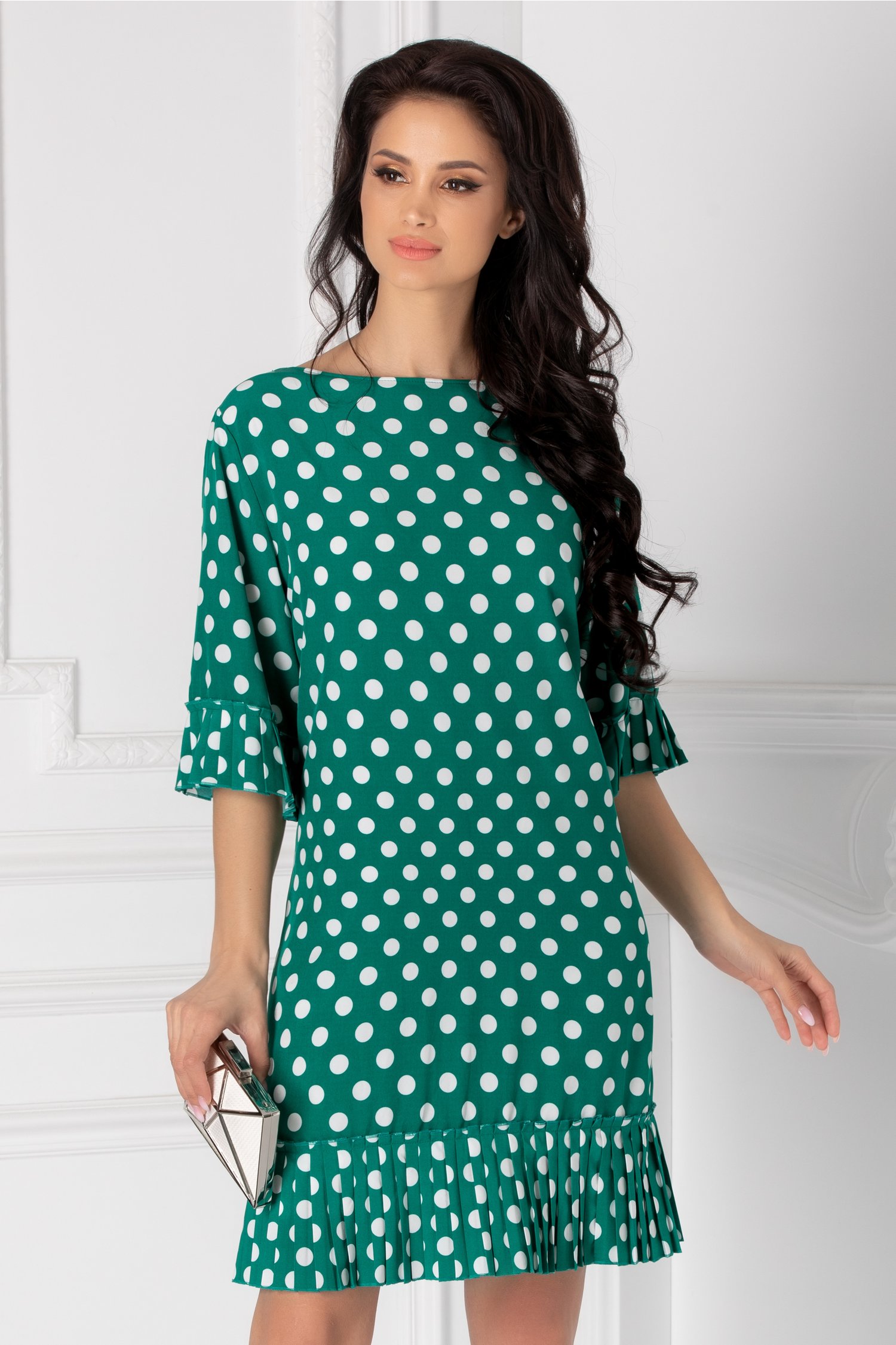 Rochie Julie verde cu buline albe si volane plisate