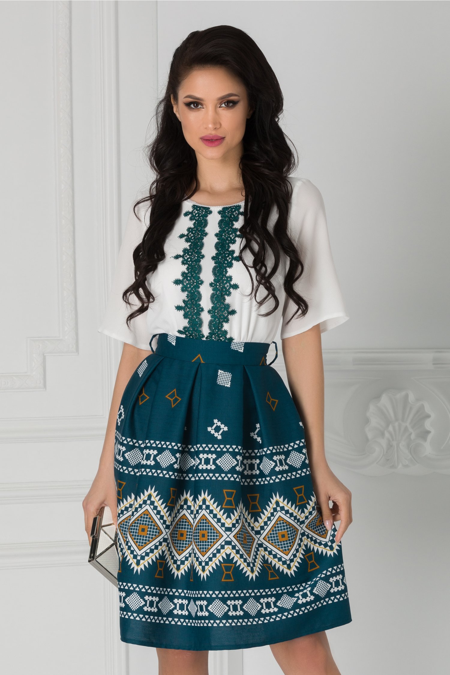 Rochie Kaley alb cu turcoaz si motive traditionale maro