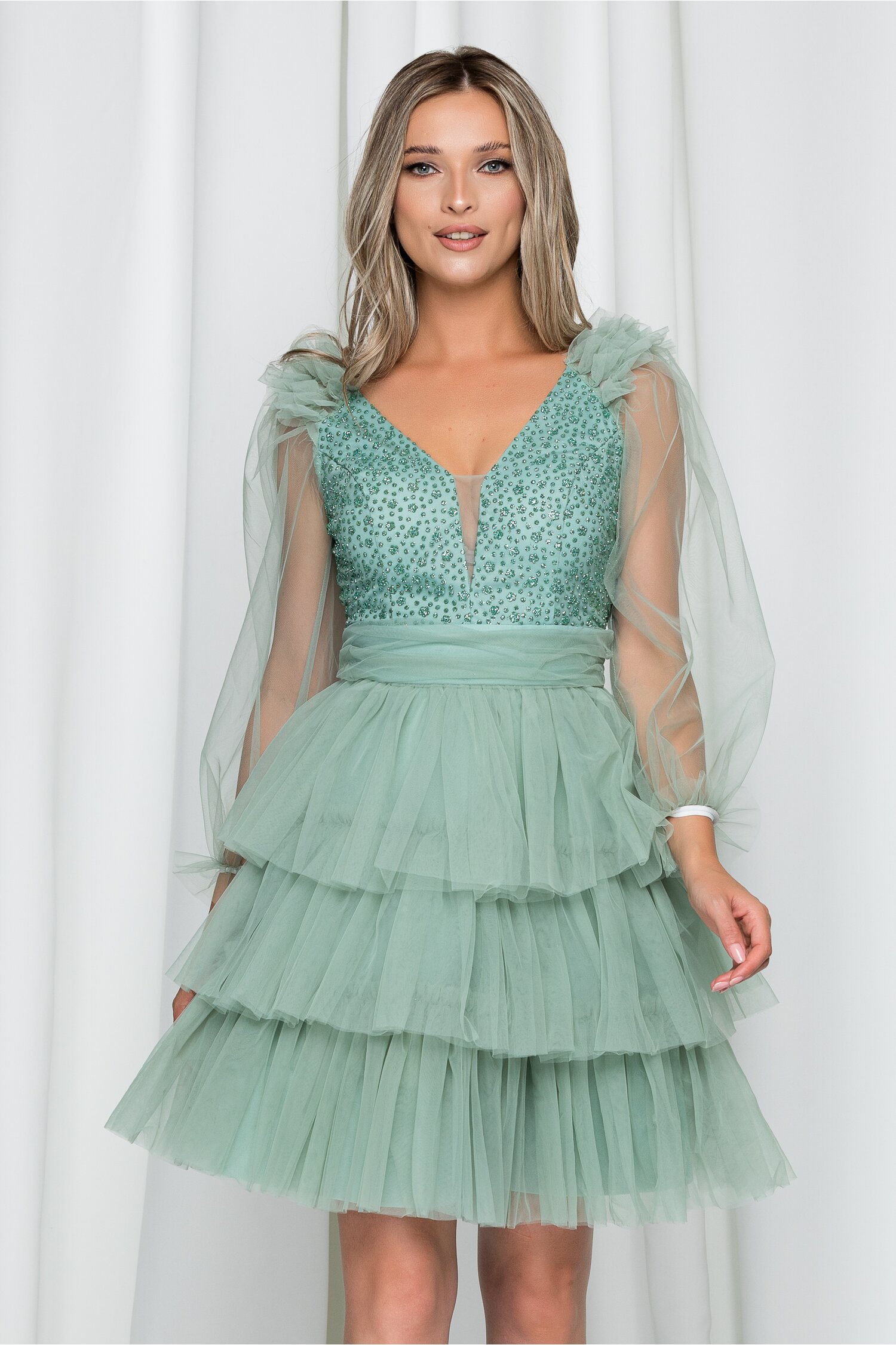 Rochie Katarina verde mint din tulle cu decolteu adanc si bust buretat