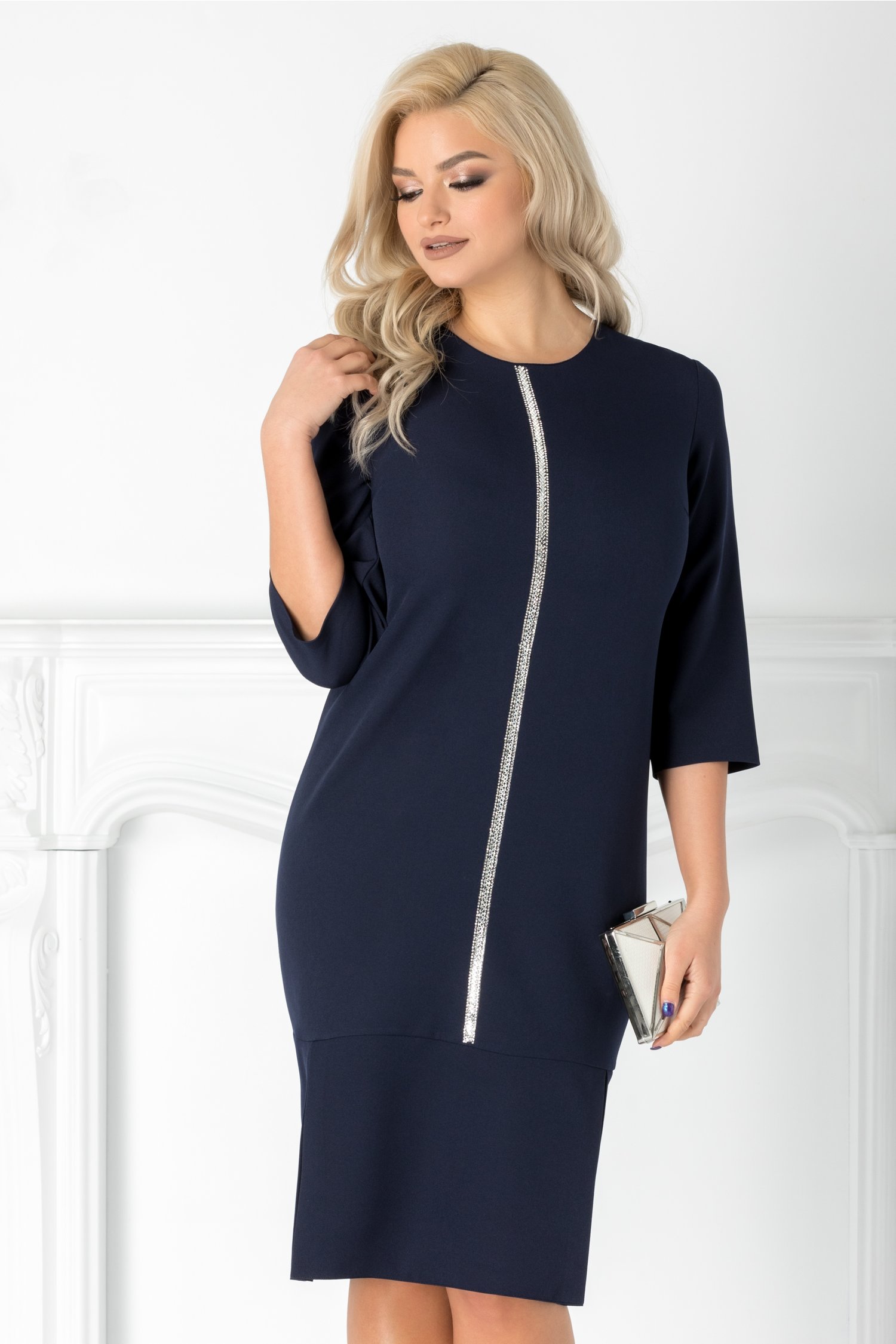 Rochie Kristen bleumarin cu aplicatie din strasuri