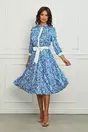 Rochie LaDonna alba cu imprimeuri albastre si crodon in talie
