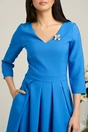 Rochie LaDonna albastra midi cu decolteu adanc si brosa detasabila