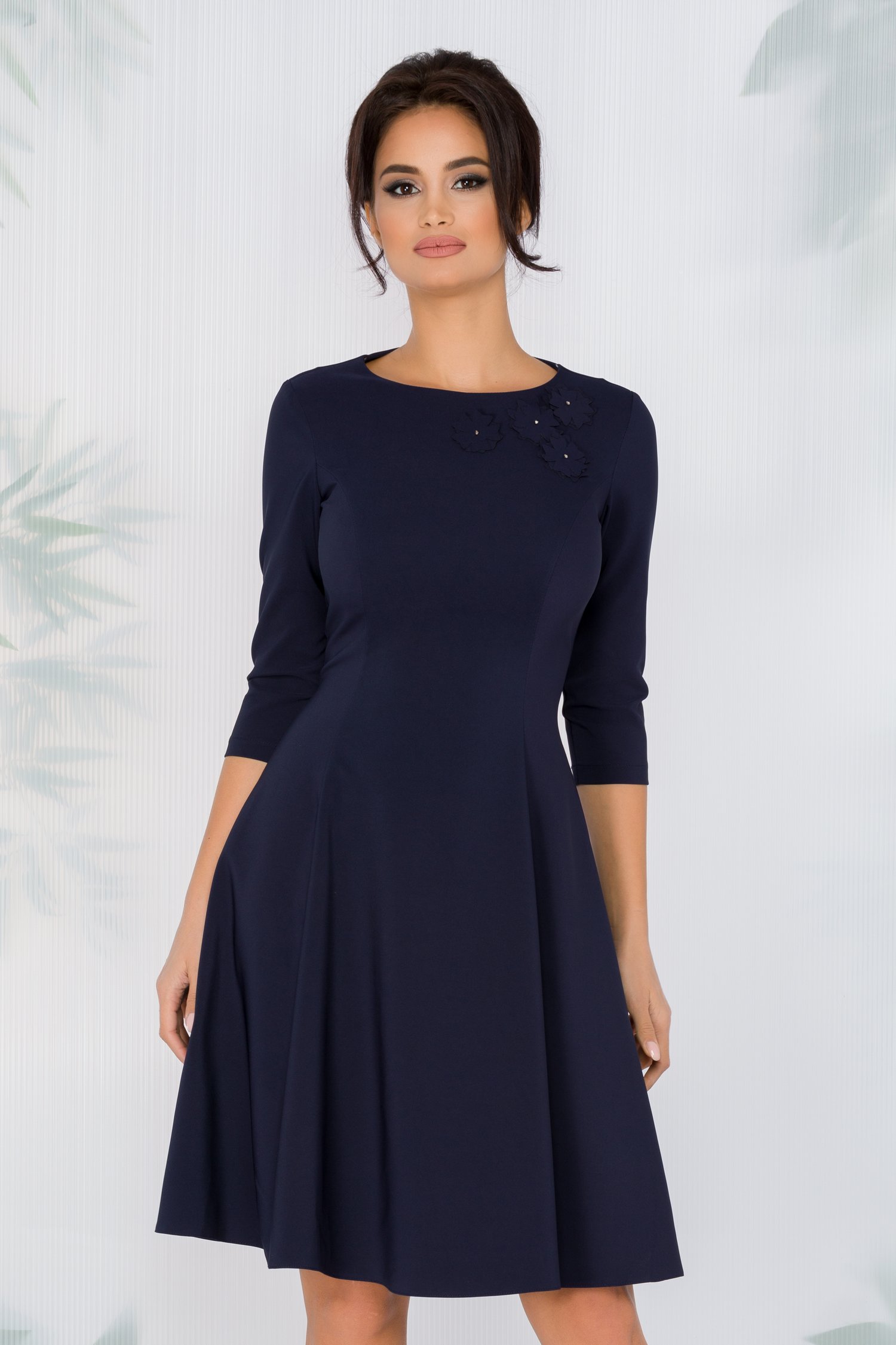 Rochie ladonna bleumarin cu aplicatii florale la decolteu