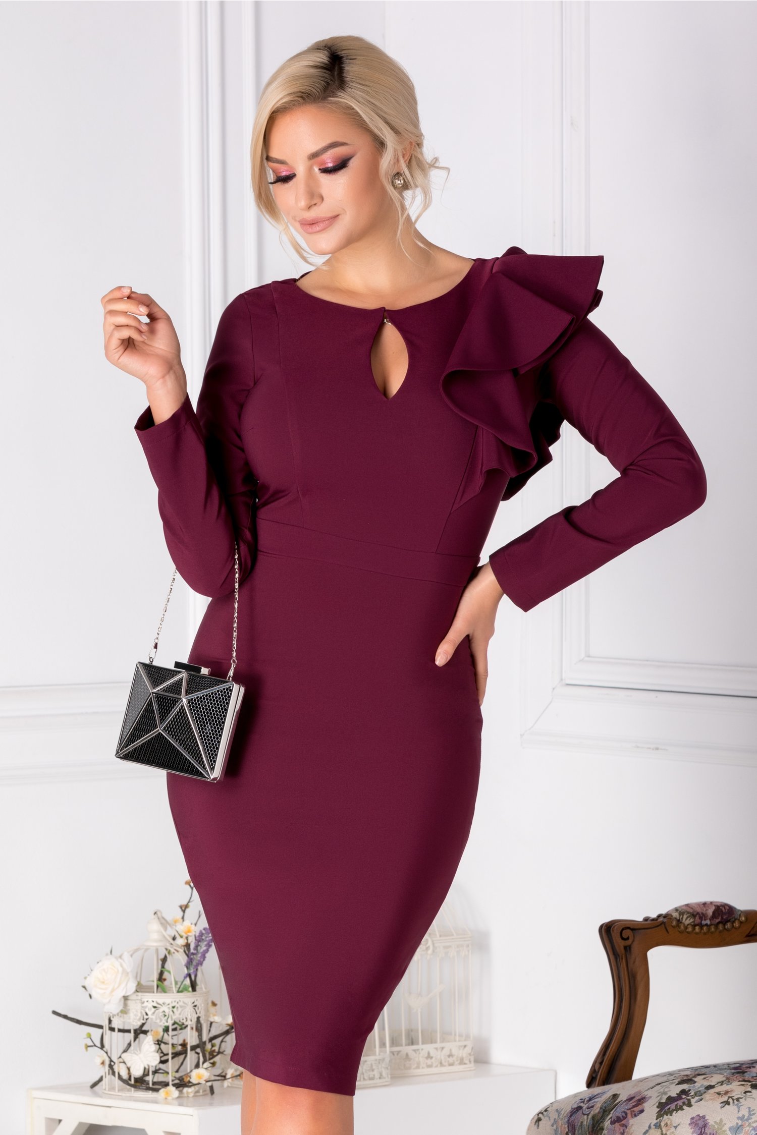 Rochie LaDonna bordo cu volane la umar
