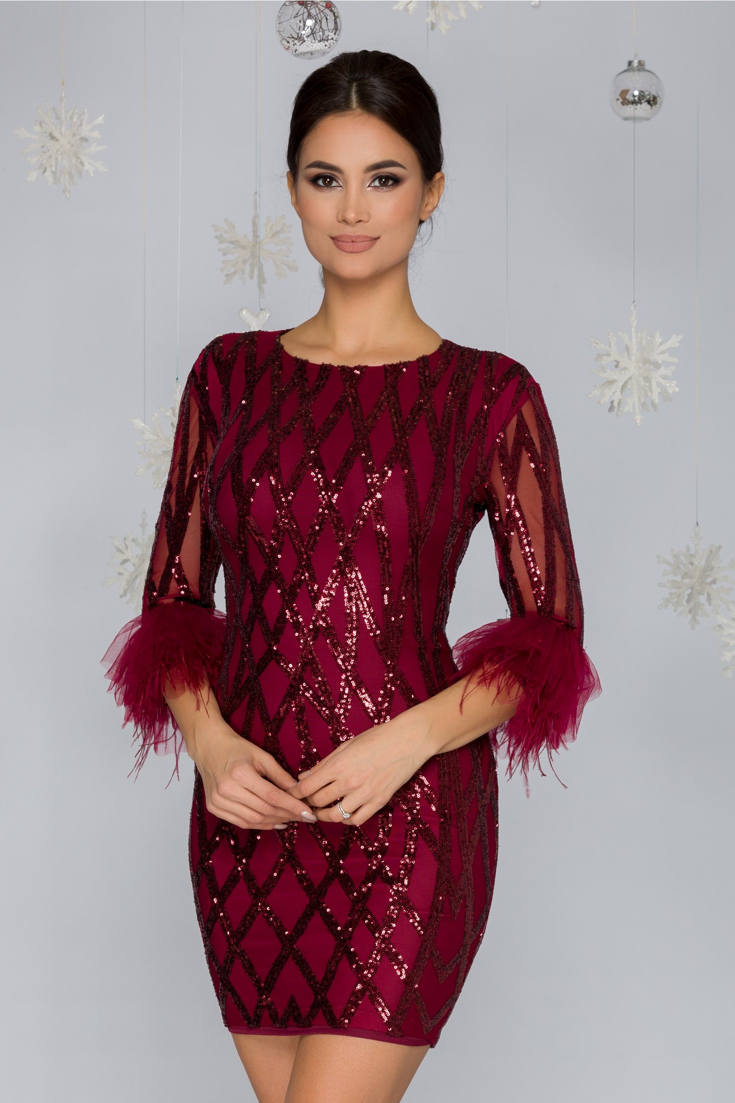 Rochie ladonna bordo din tull cu insertii din paiete si pene la baza manecilor
