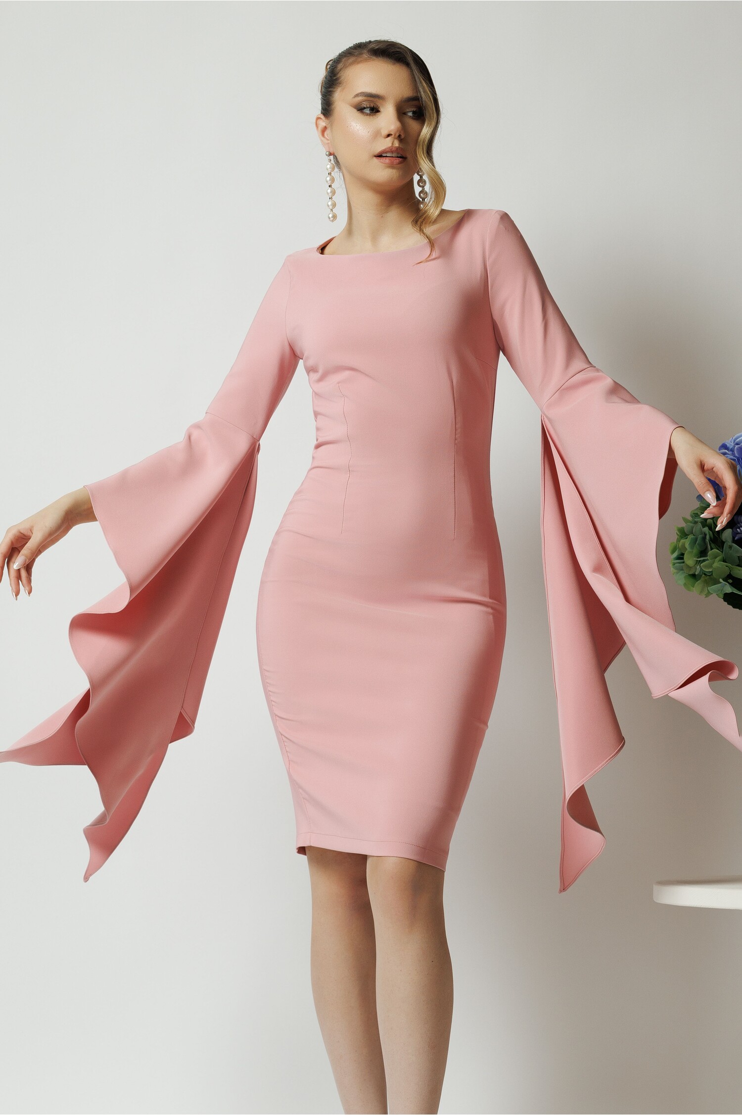 Rochie LaDonna de ocazie din stofa roz cu maneci maxi evazate