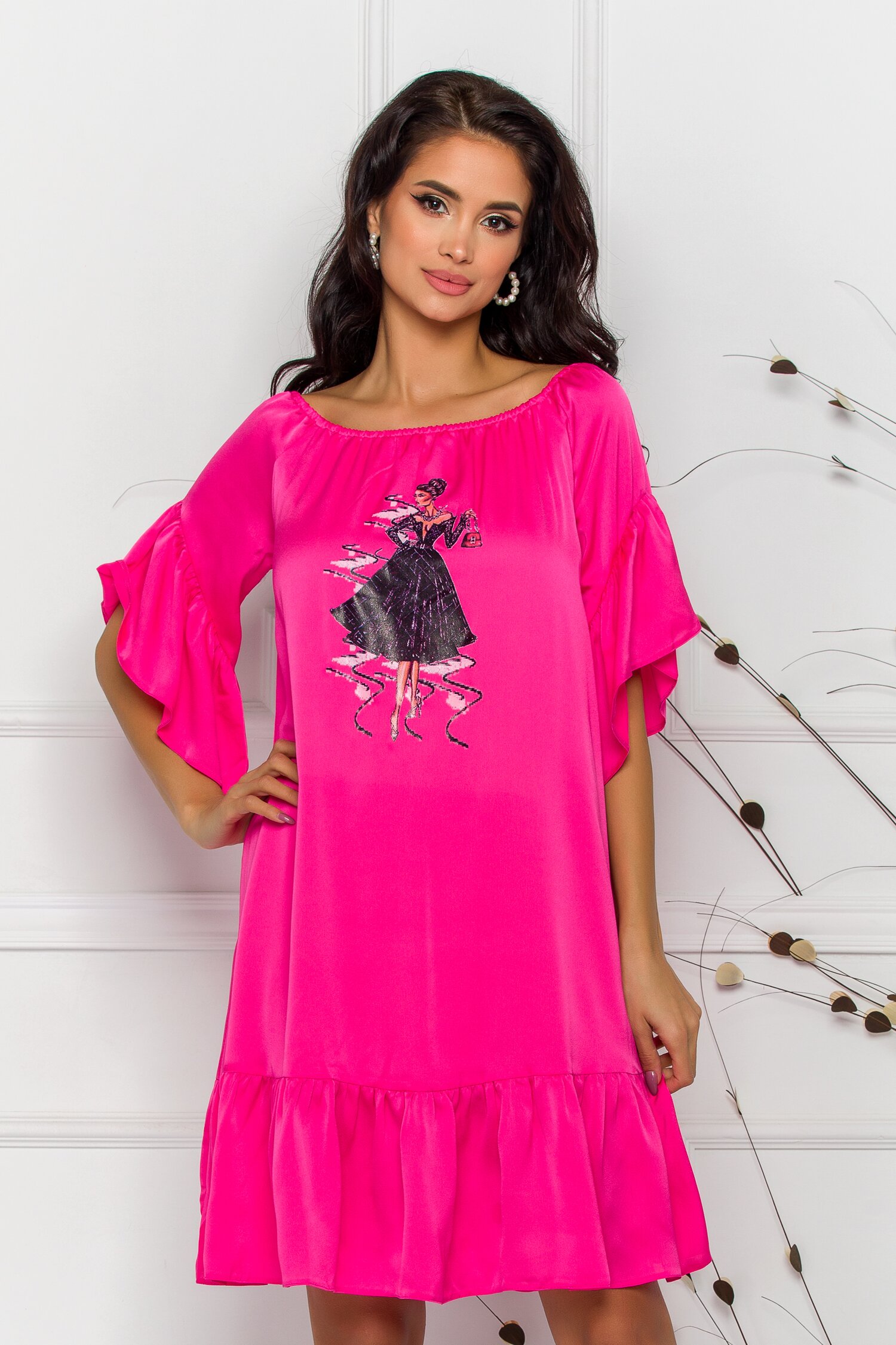 Rochie LaDonna fucsia din satin cu volane si imagine imprimata pe fata