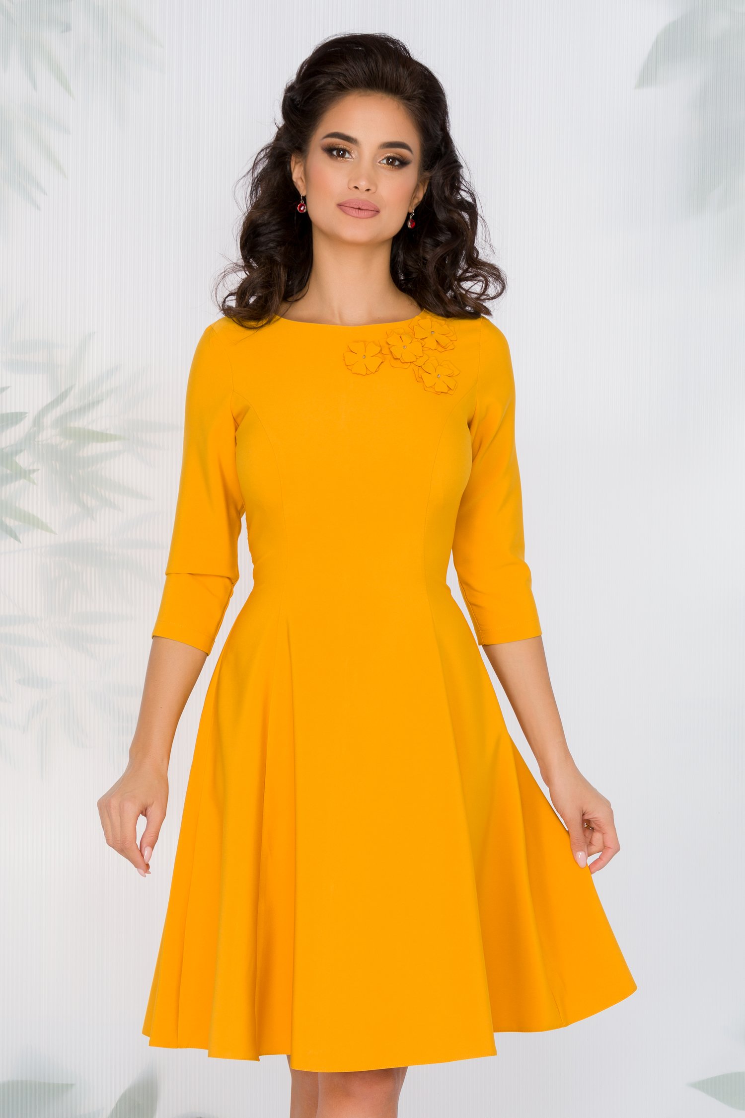 Rochie ladonna galbena cu aplicatii florale la decolteu
