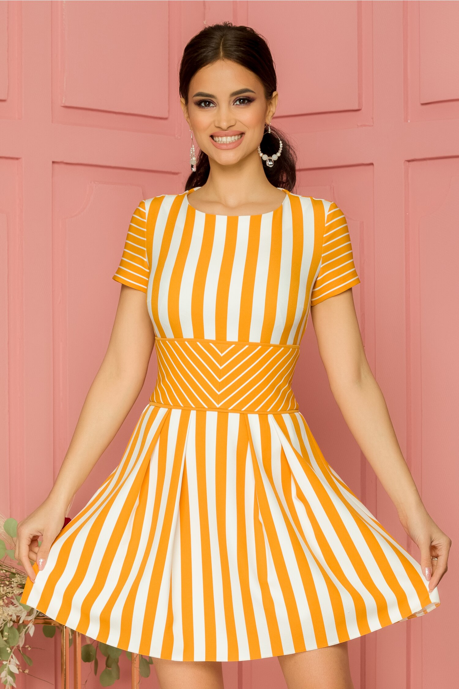 Rochie LaDonna galbena cu dungi albe imprimate si talia evidentiata