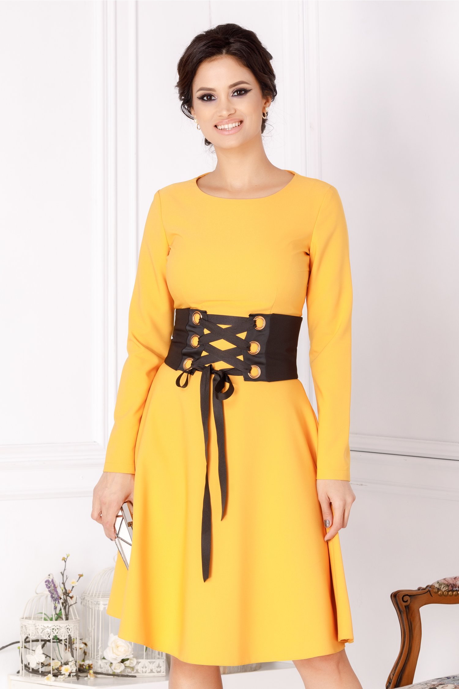 Rochie LaDonna galbena in clos cu brau in talie