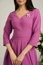 Rochie LaDonna lila midi cu decolteu adanc si brosa detasabila