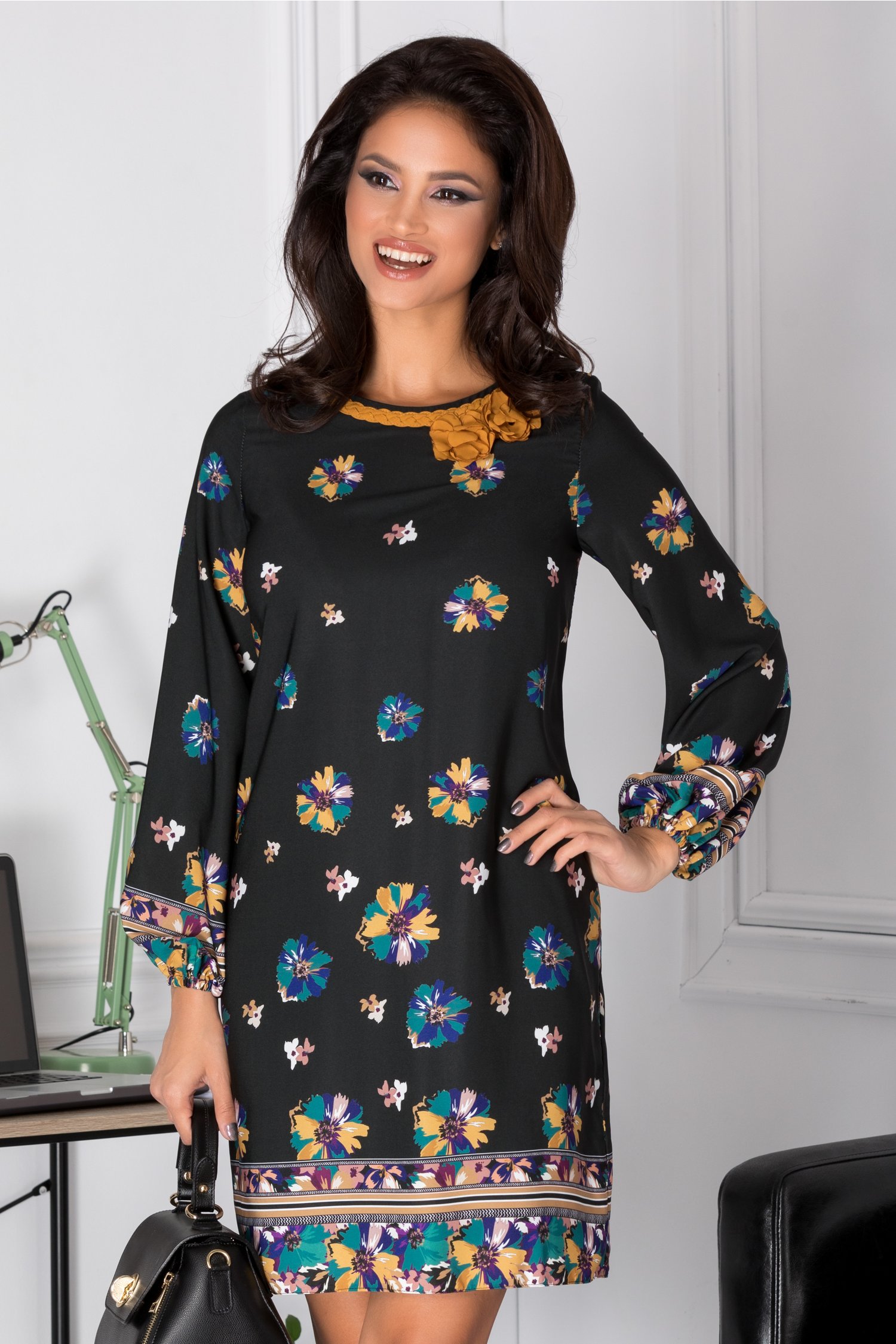 Rochie LaDonna neagra cu floricele pastelate