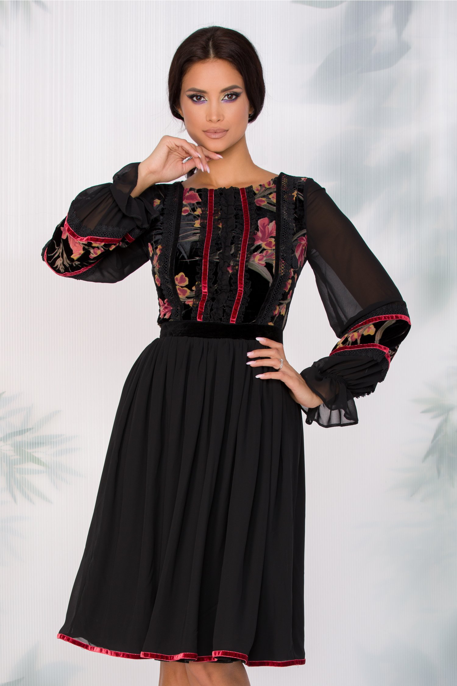 Rochie ladonna neagra din voal cu dantela la bust si insertii din catifea