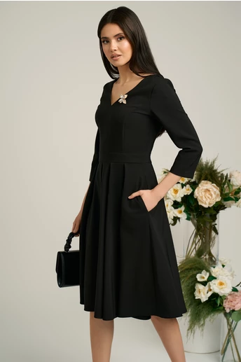 Rochie LaDonna neagra midi cu decolteu adanc si brosa detasabila