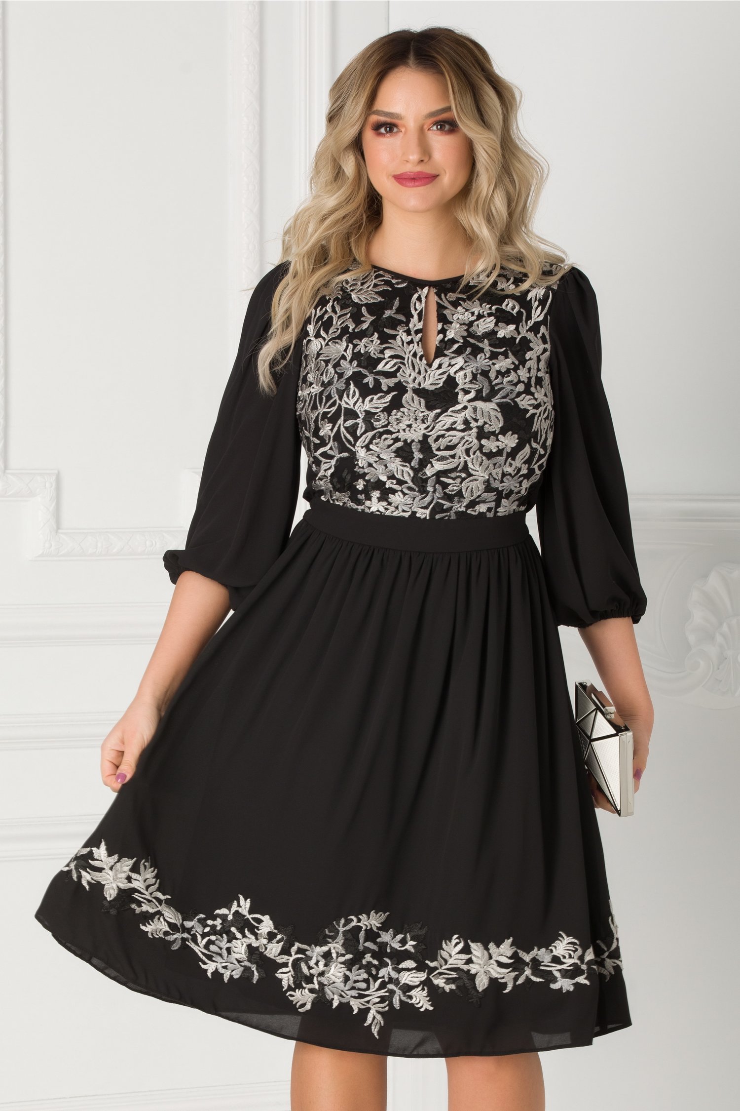 Rochie LaDonna neagra vaporoasa cu broderie florala la bust