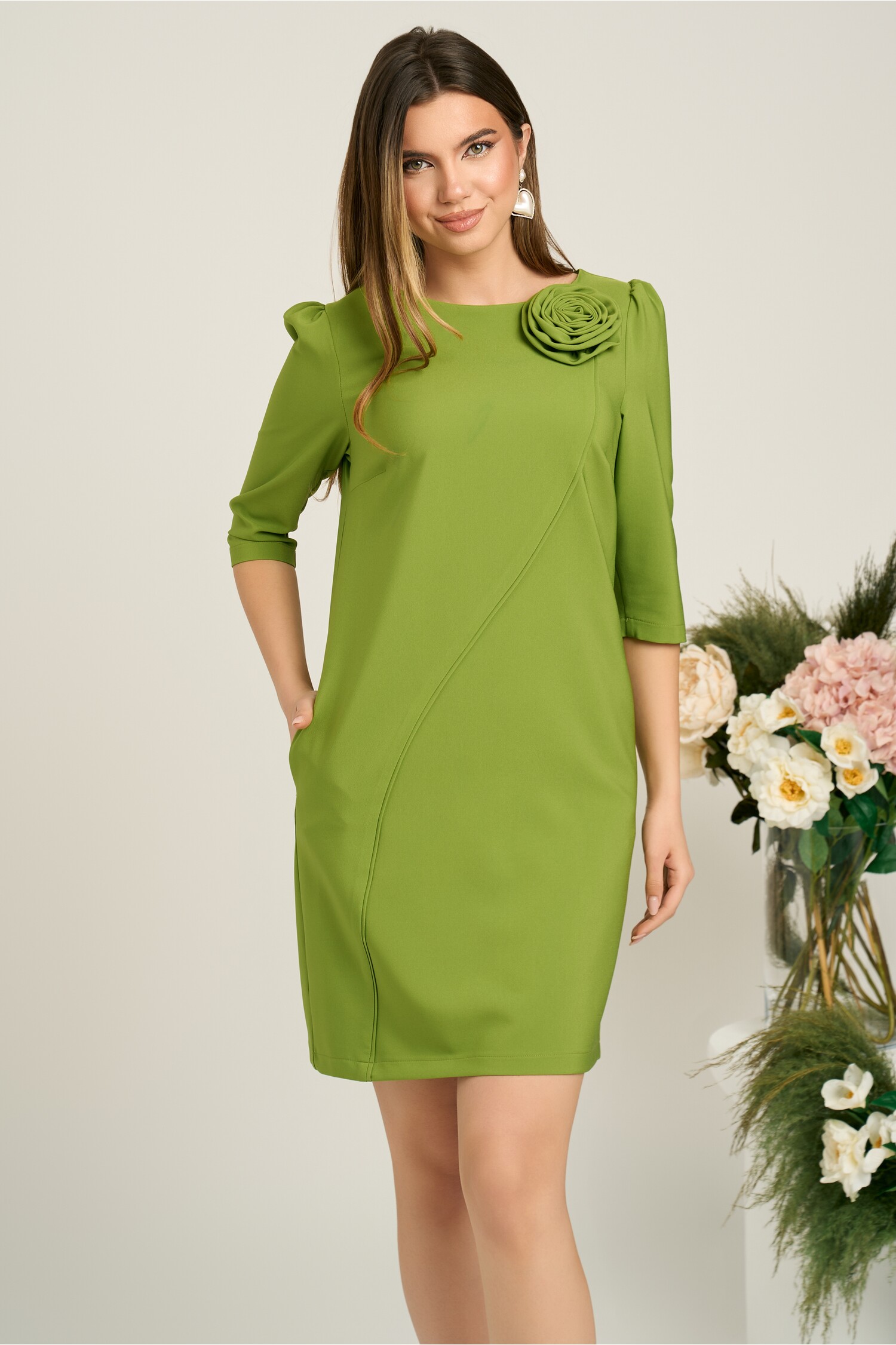 Rochie LaDonna office din stofa verde cu floare pe umar