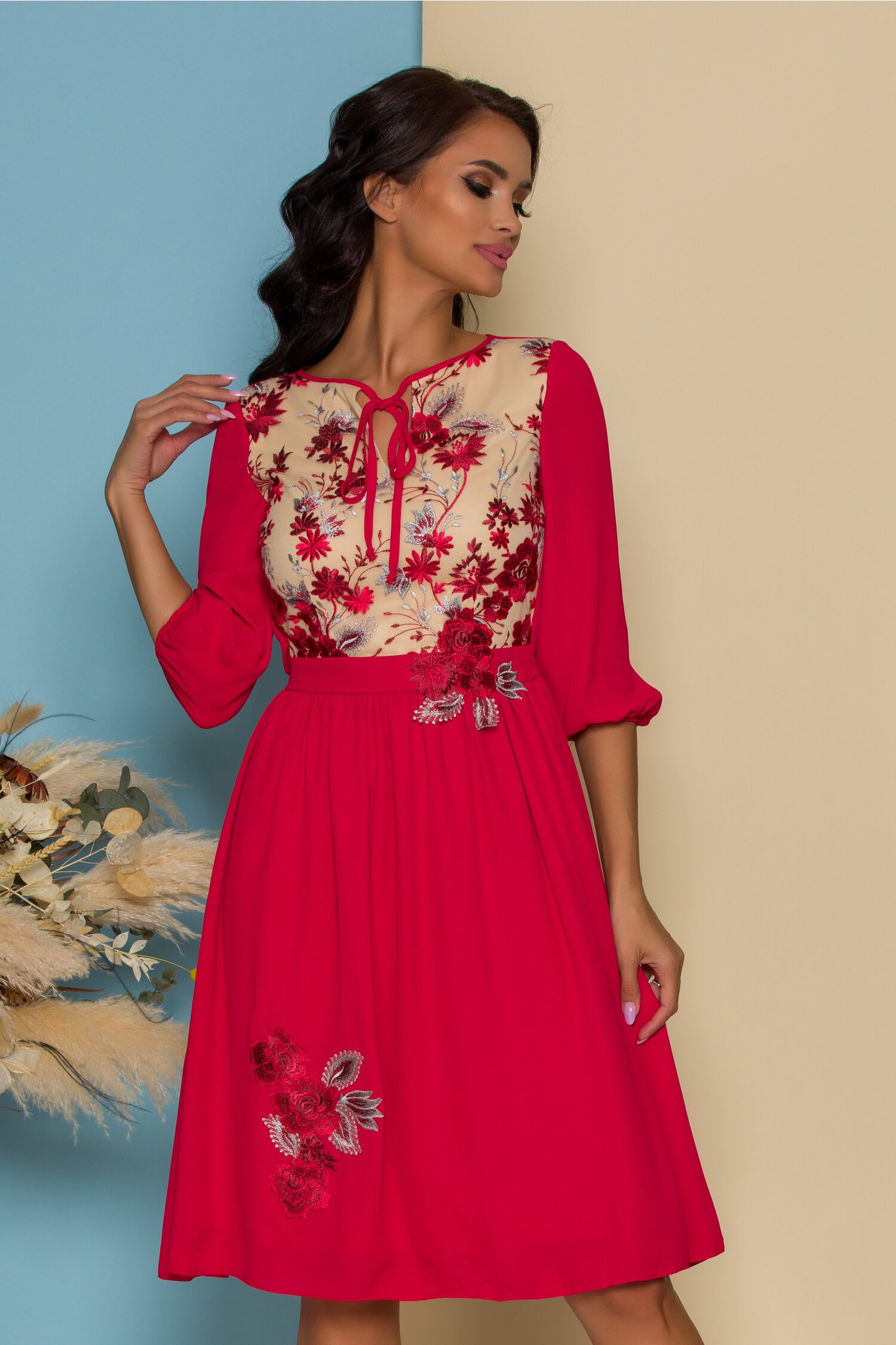 Rochie LaDonna rosie cu bej la bust si broderie florala