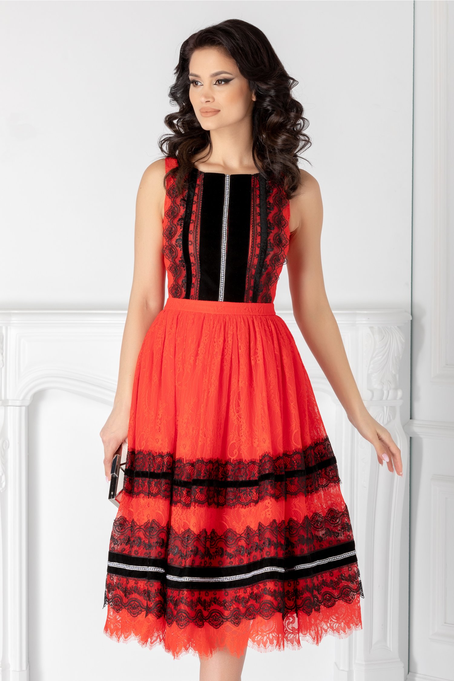 Rochie LaDonna rosie cu dantela chantilly si insertii din catifea negre