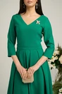 Rochie LaDonna verde midi cu decolteu adanc si brosa detasabila