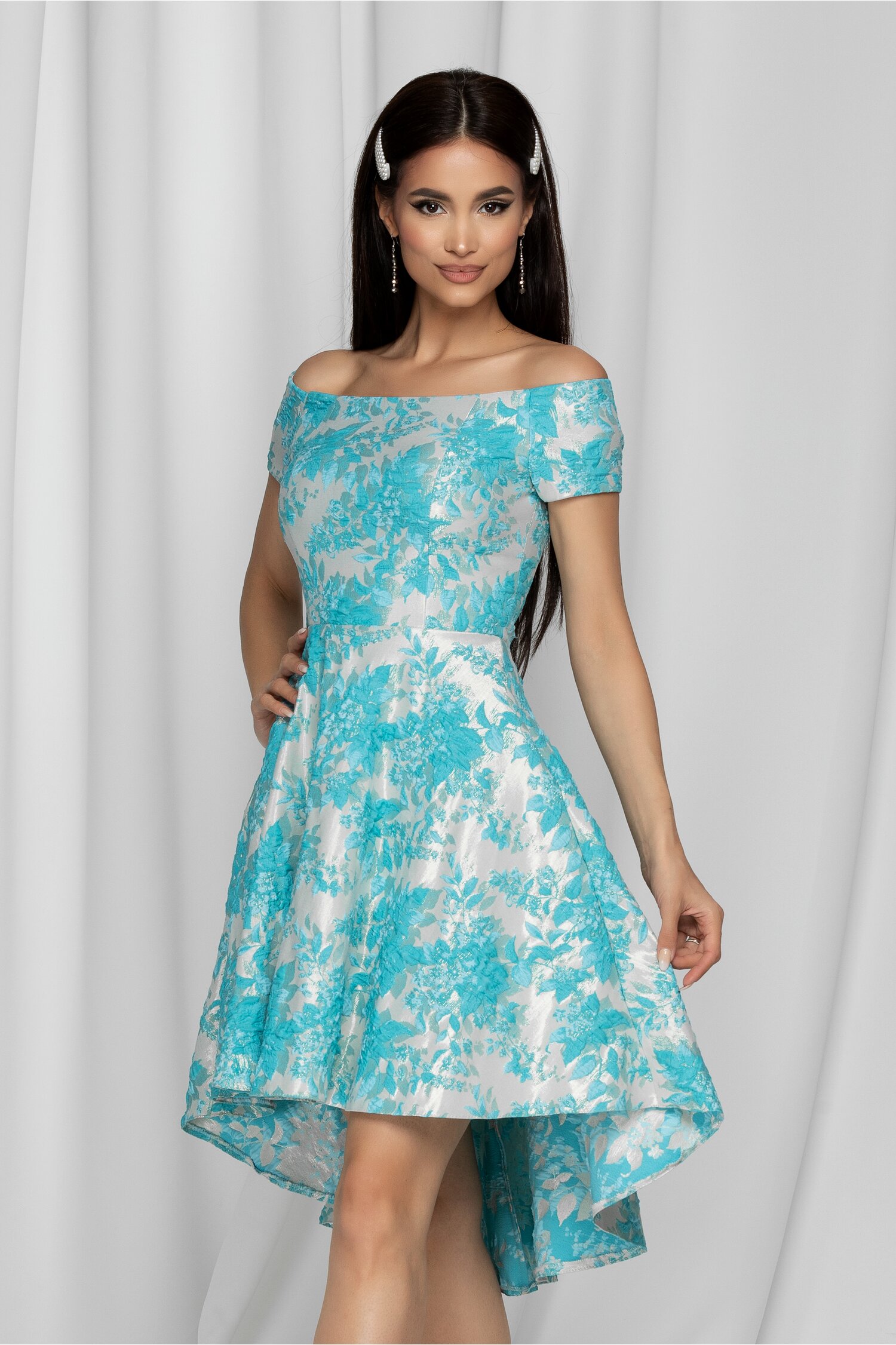 Rochie Lara ivoire cu imprimeu floral iesit in relief bleu si baza asimetrica