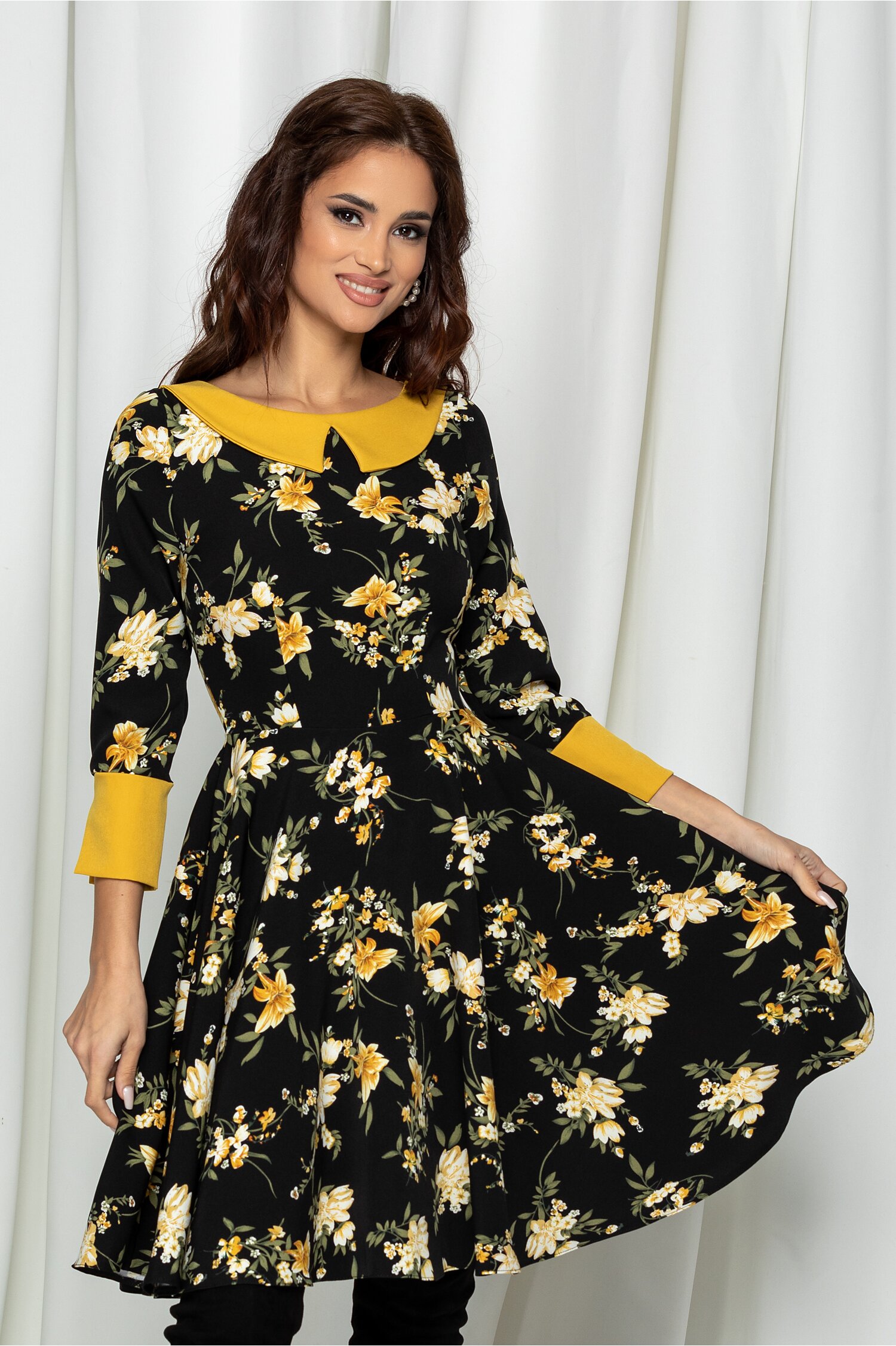 Rochie Larisa neagra cu imprimeu floral galben